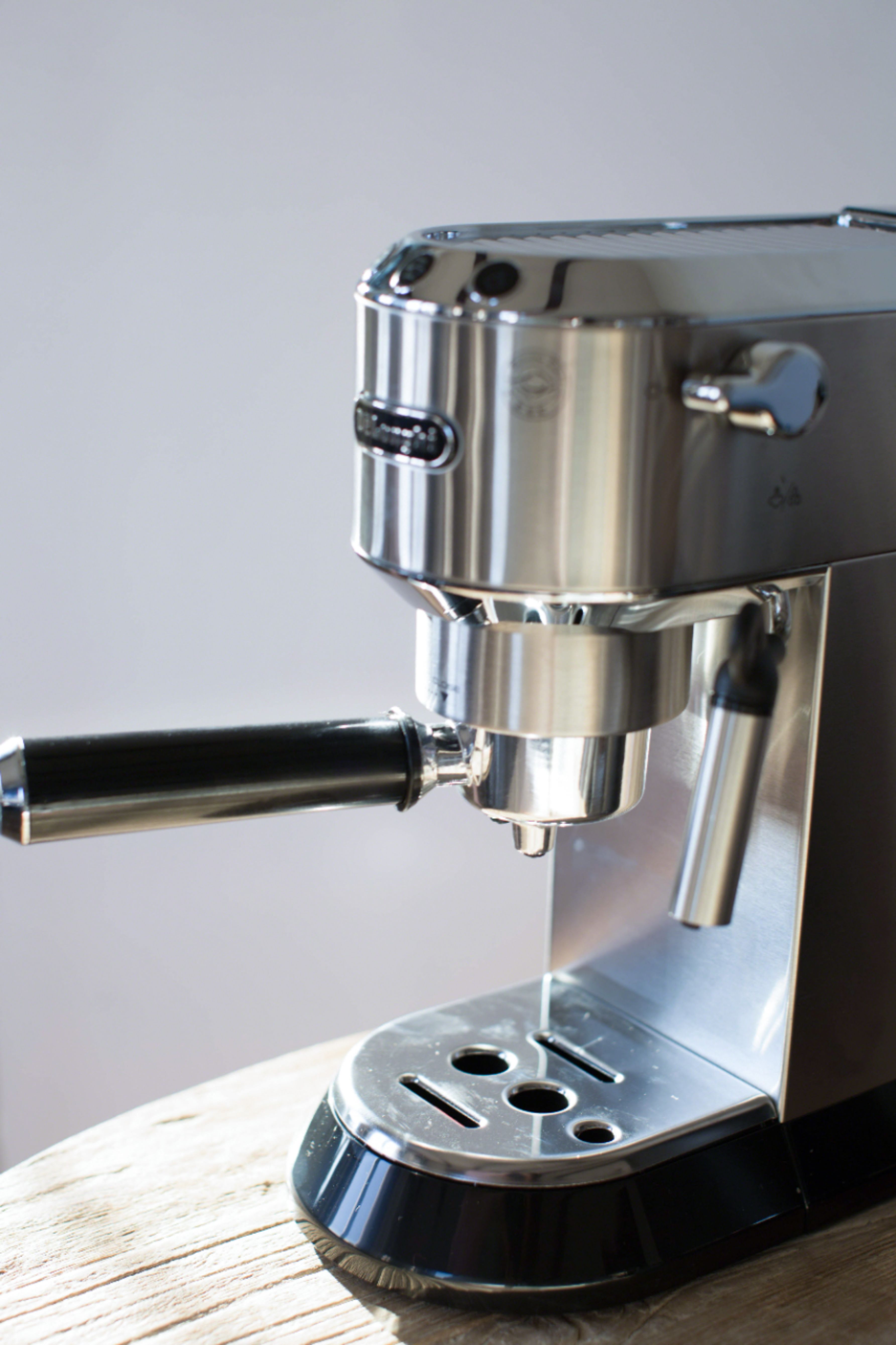  Delonghi EC685.M DEDICA 15-Bar Pump Espresso Machine Coffee  Maker, Stainless Steel, 220 Volts (Not for USA - European Cord): Home &  Kitchen
