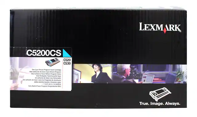 LEXMARK
C5200CS
C520 C530
One Cyan Return Program Toner Cartridge
Une cartouche de toner Cyan Return Program
Una Cartuccia Toner Return Program Ciano
Eine Rückgabe-Tonerkassette Cyan
Um cartucho de toner cian Retornable
Un cartucho de toner cian Retornable
Jedna zwrotna kasetka tonerem cyjan
Satu Kartrid Toner Program Pengembalian Biru
True. Image. Always.