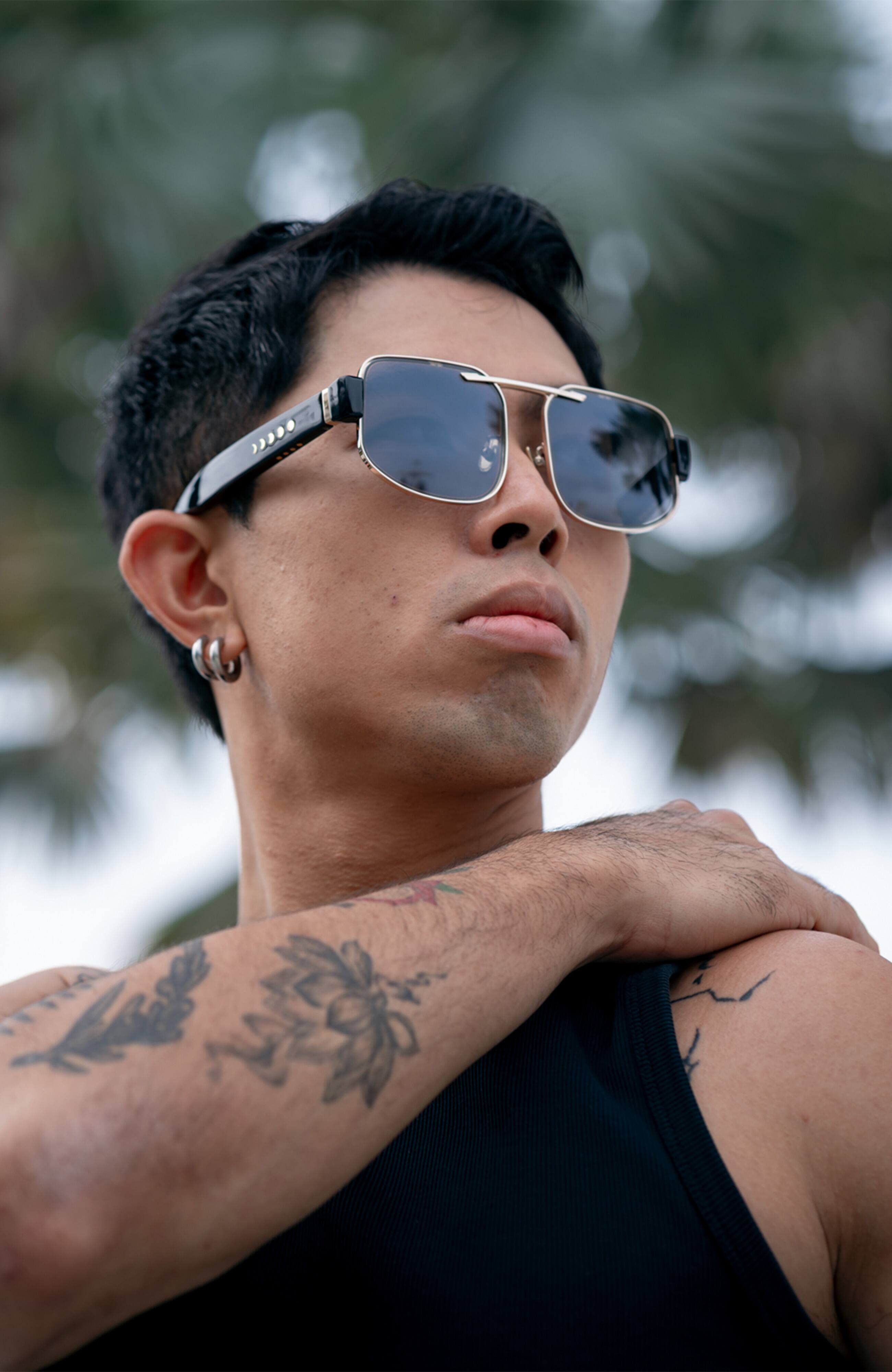 Alt View 3. Chamelo - Lifestyle Dragon Slider HVL - Glossy black gold frame | Smoke lenses.