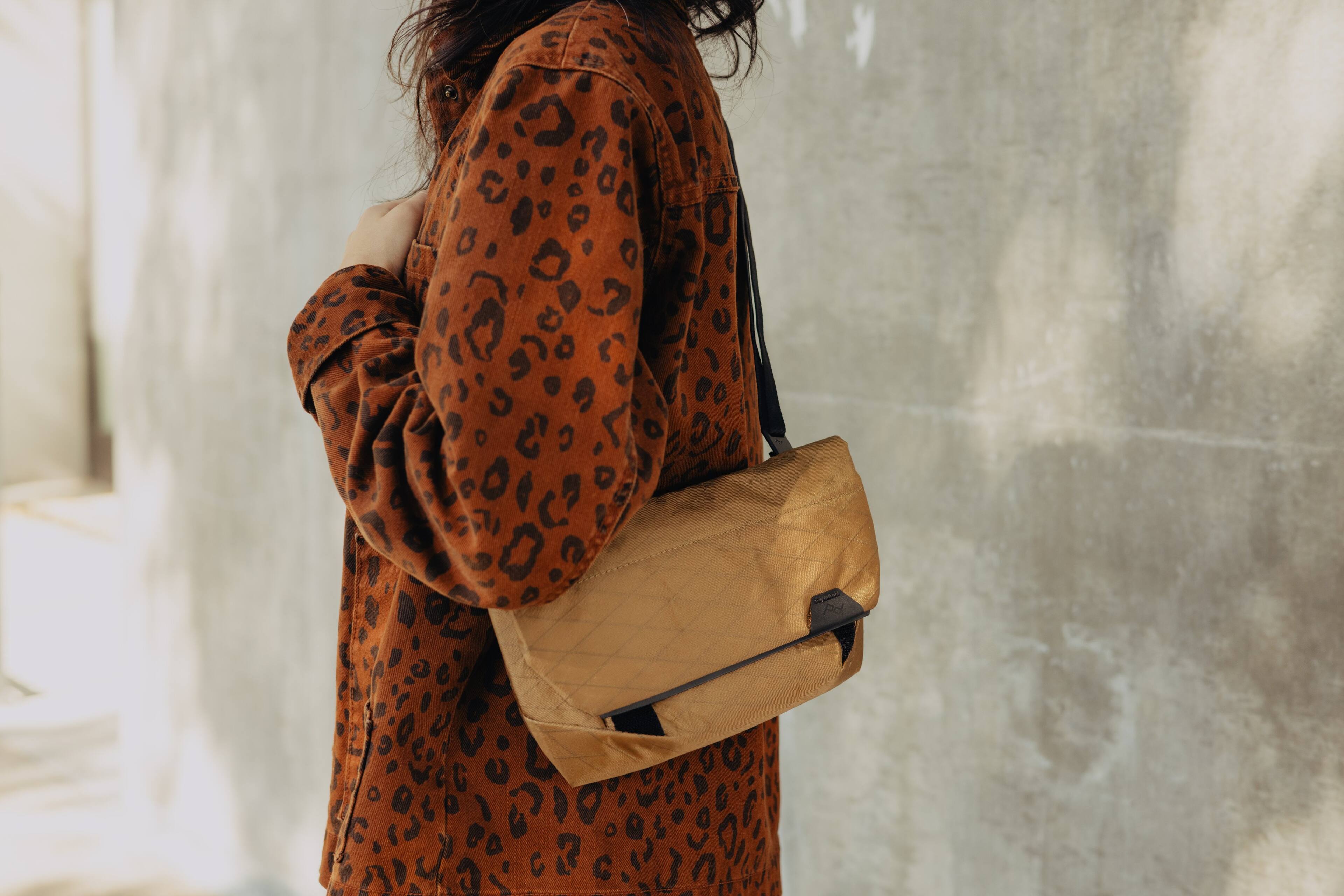 Left. Peak Design - The Field Pouch V2 - Coyote.