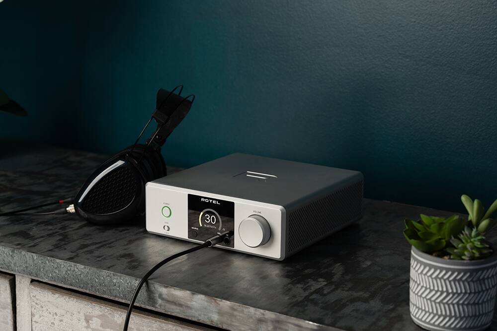 The text on the image reads "POOR ROTEL 30 - EQUIPMENT VOLUME."