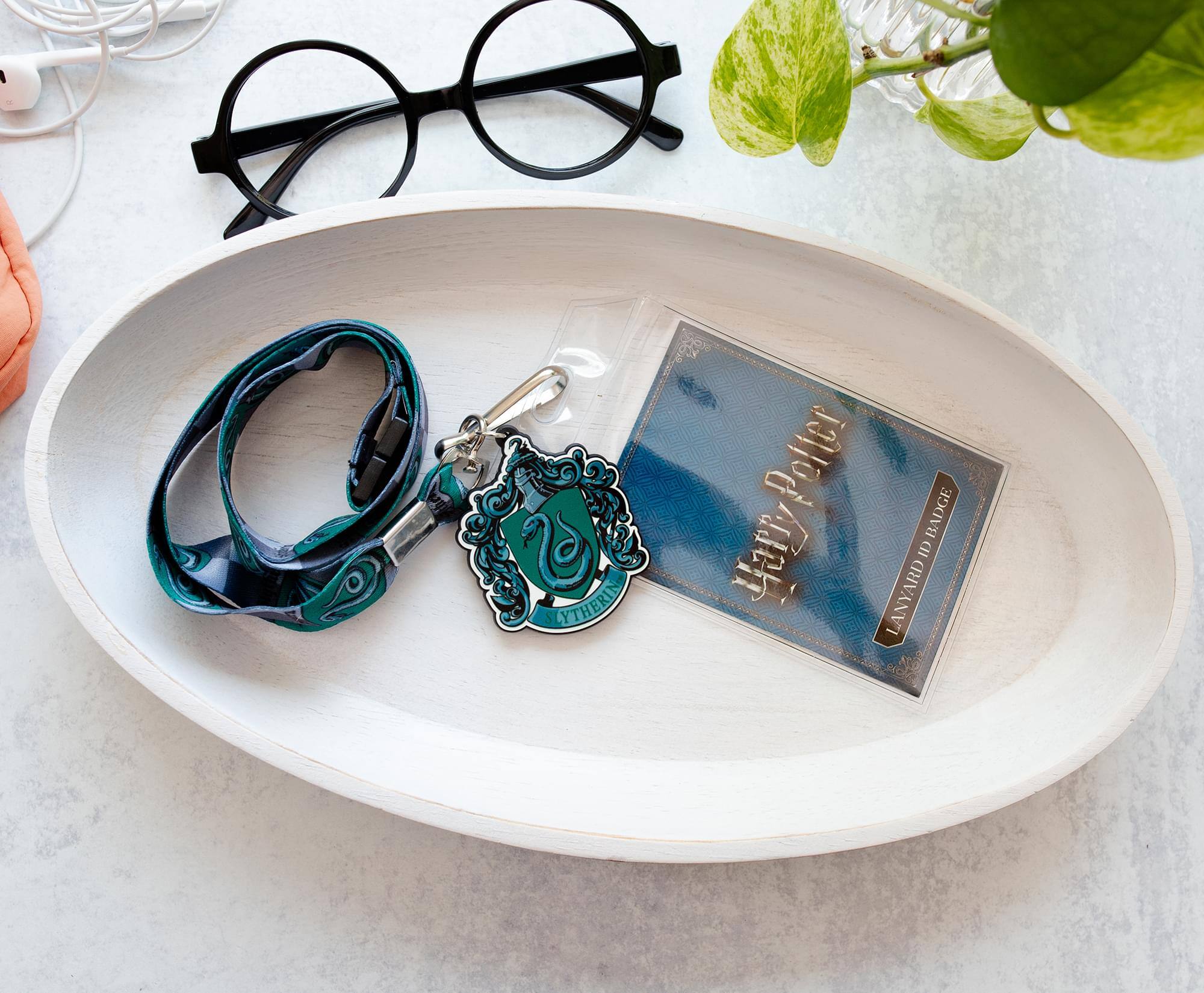 Hogwarts  
LANYARD  
MYTHIC BADGE