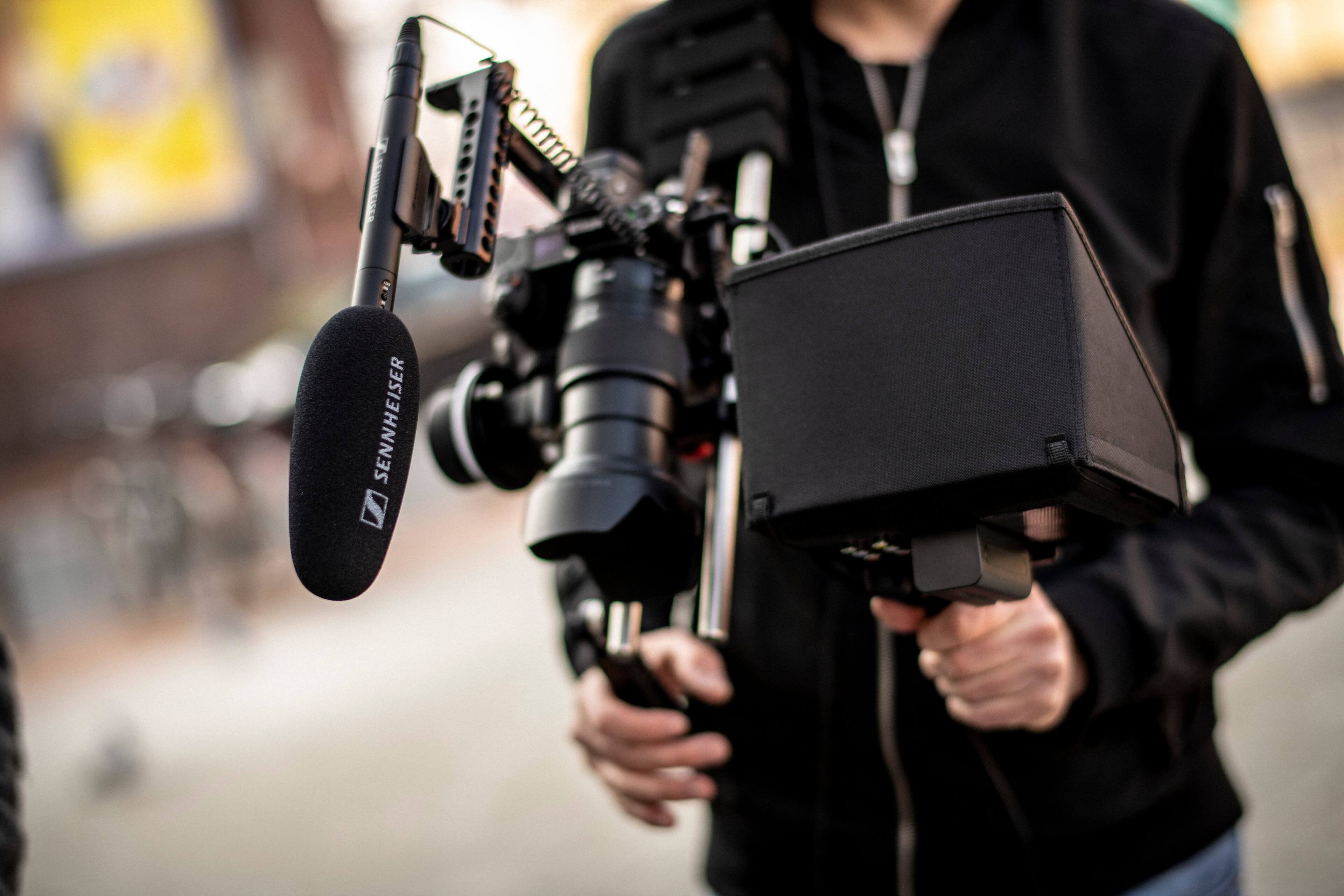 Alt View 17. Sennheiser - MKE 600 Camcorder Shotgun Microphone with Carrying Case, Shock Mount, Foam Windscreen - Black.