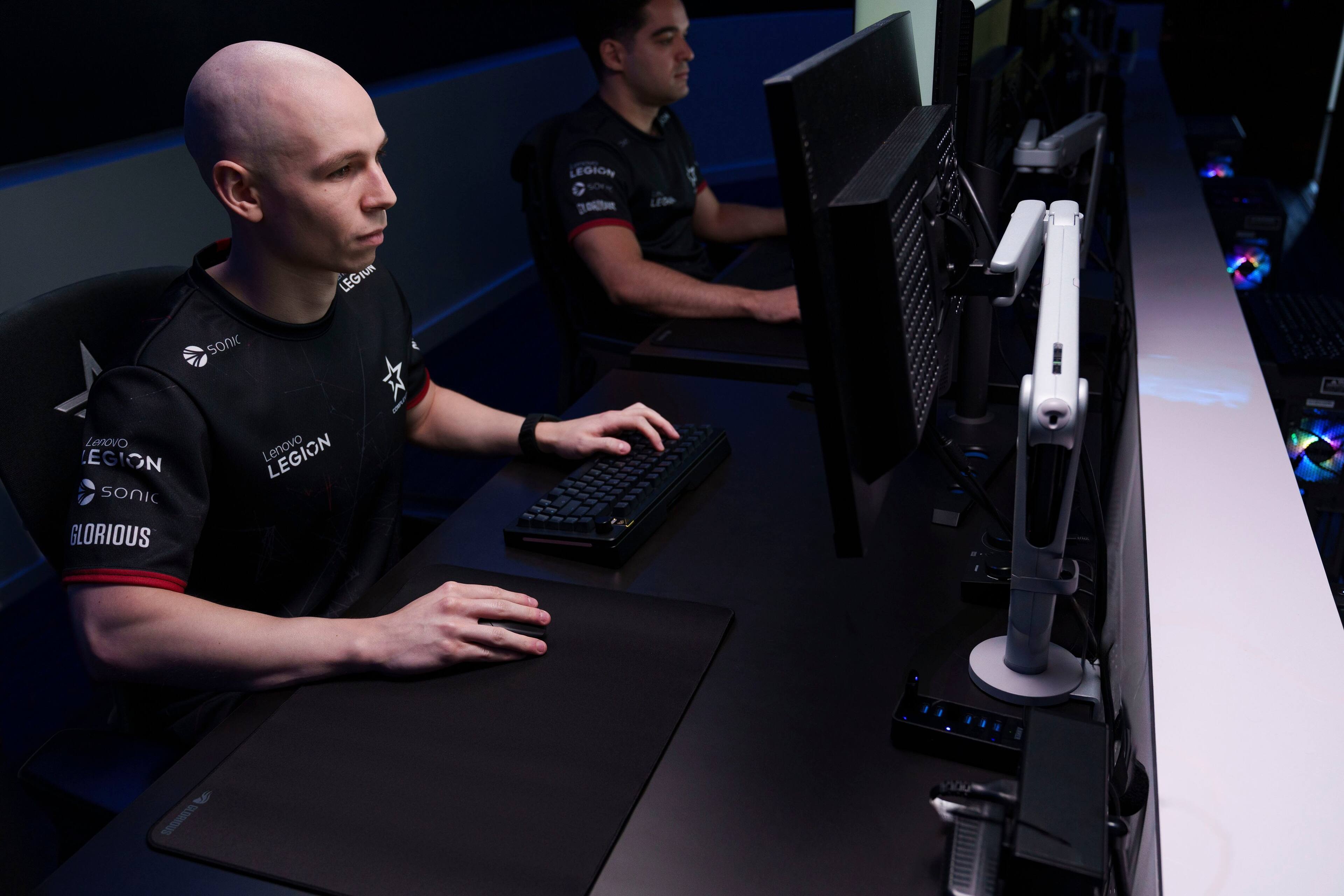 The text on the image reads "Legion 2.067m Lenovo Legion."