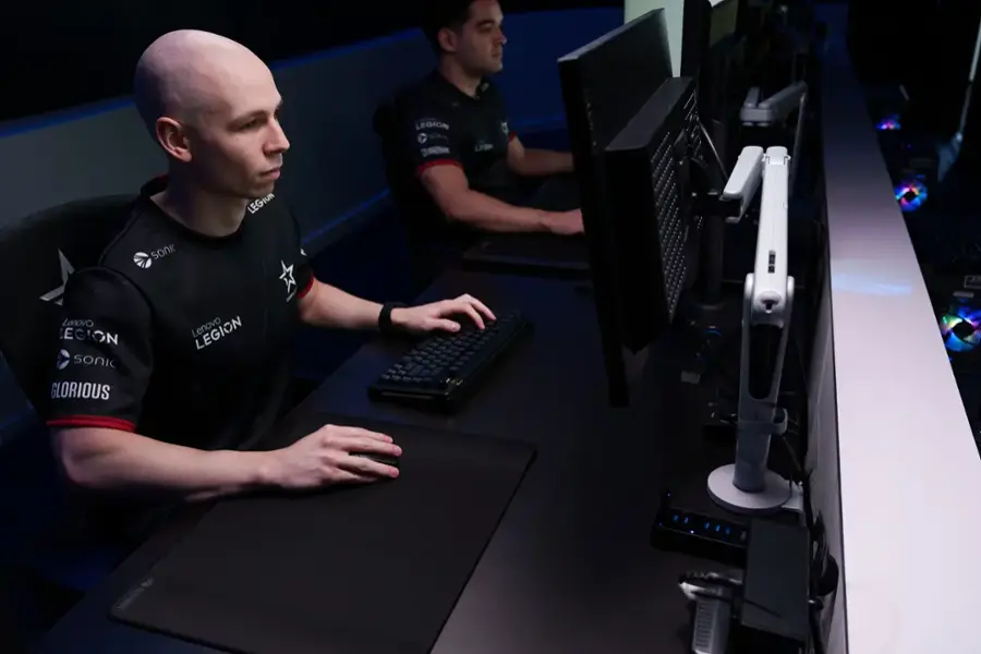 The text on the image reads "Legion 2.067m Lenovo Legion."