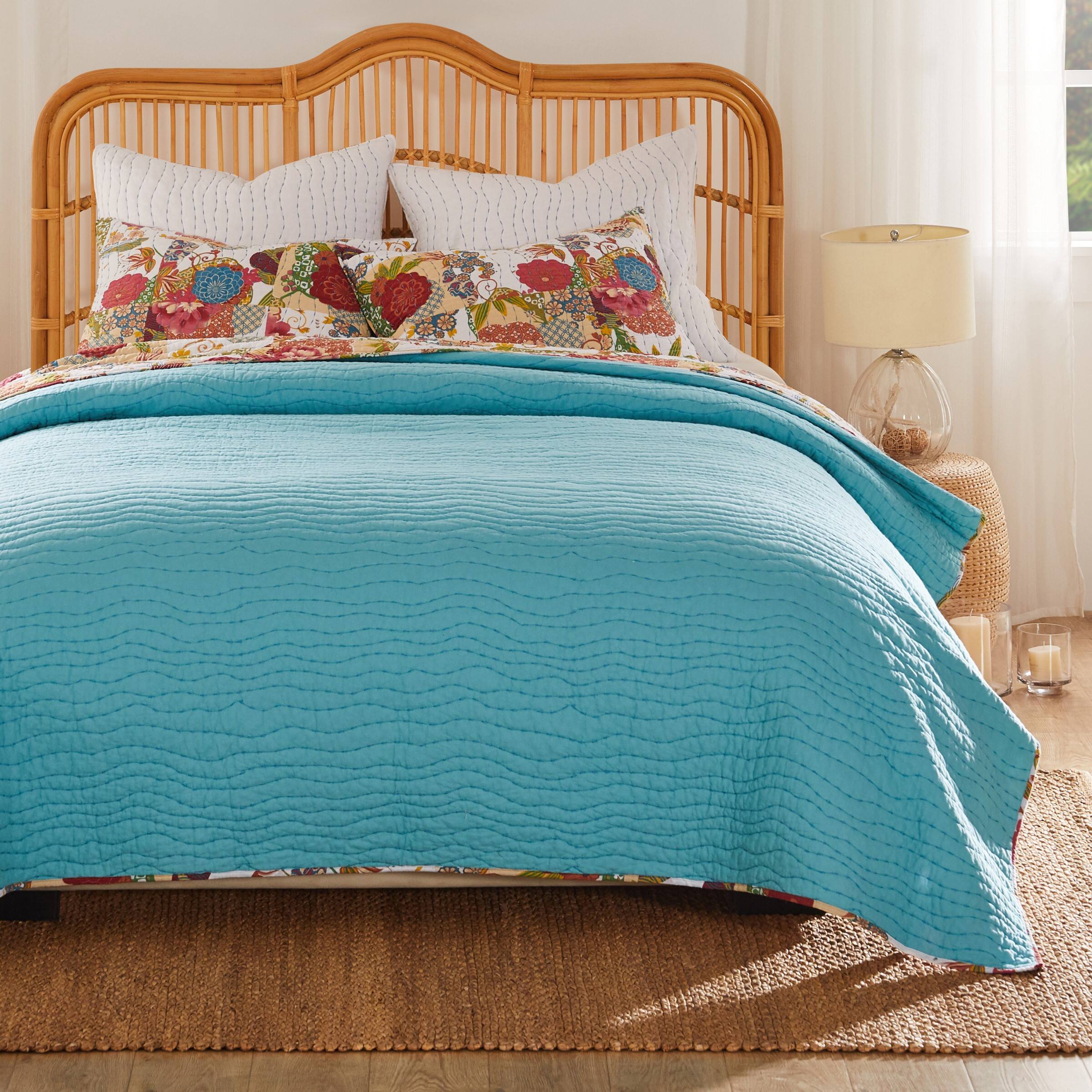 Left. BreeBe - Jewel White Quilt Set 3-Piece Full/Queen - White.