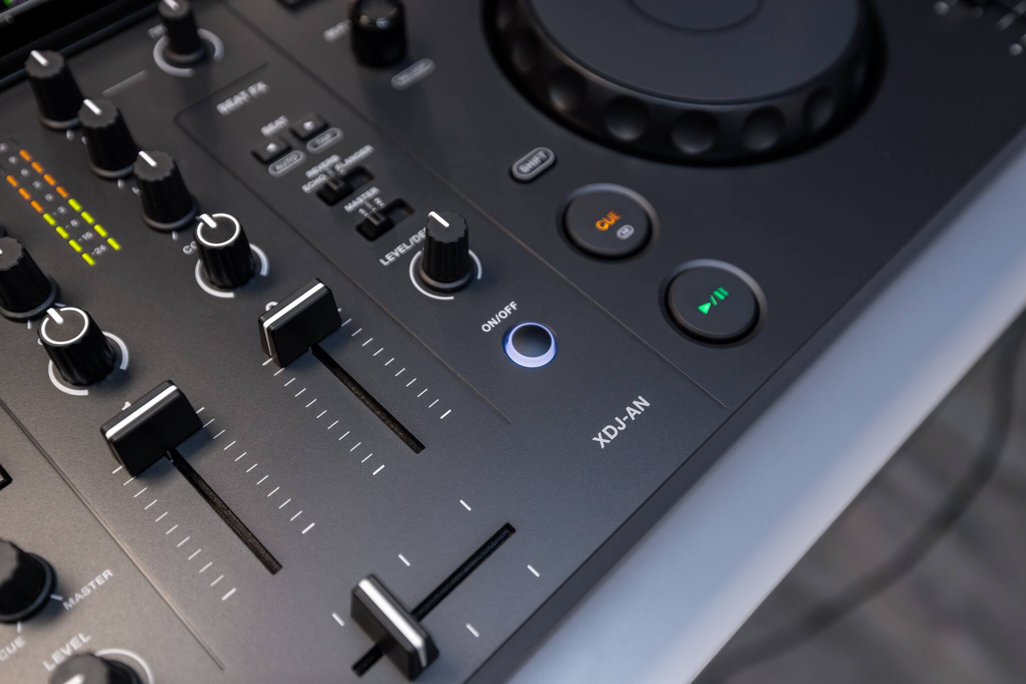 SHIFT
-10 -24
LEVEL/DE
ON/OFF
CUE
XDJ-AN
MASTER CUE LEVEL