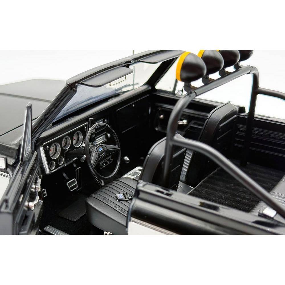 Left. ACME - 1971 Chevrolet K5 Blazer Tuxedo Black and White Limited Edition to 396 pieces Worldwide 1/18 Diecast Model Car by ACME - Black and White.