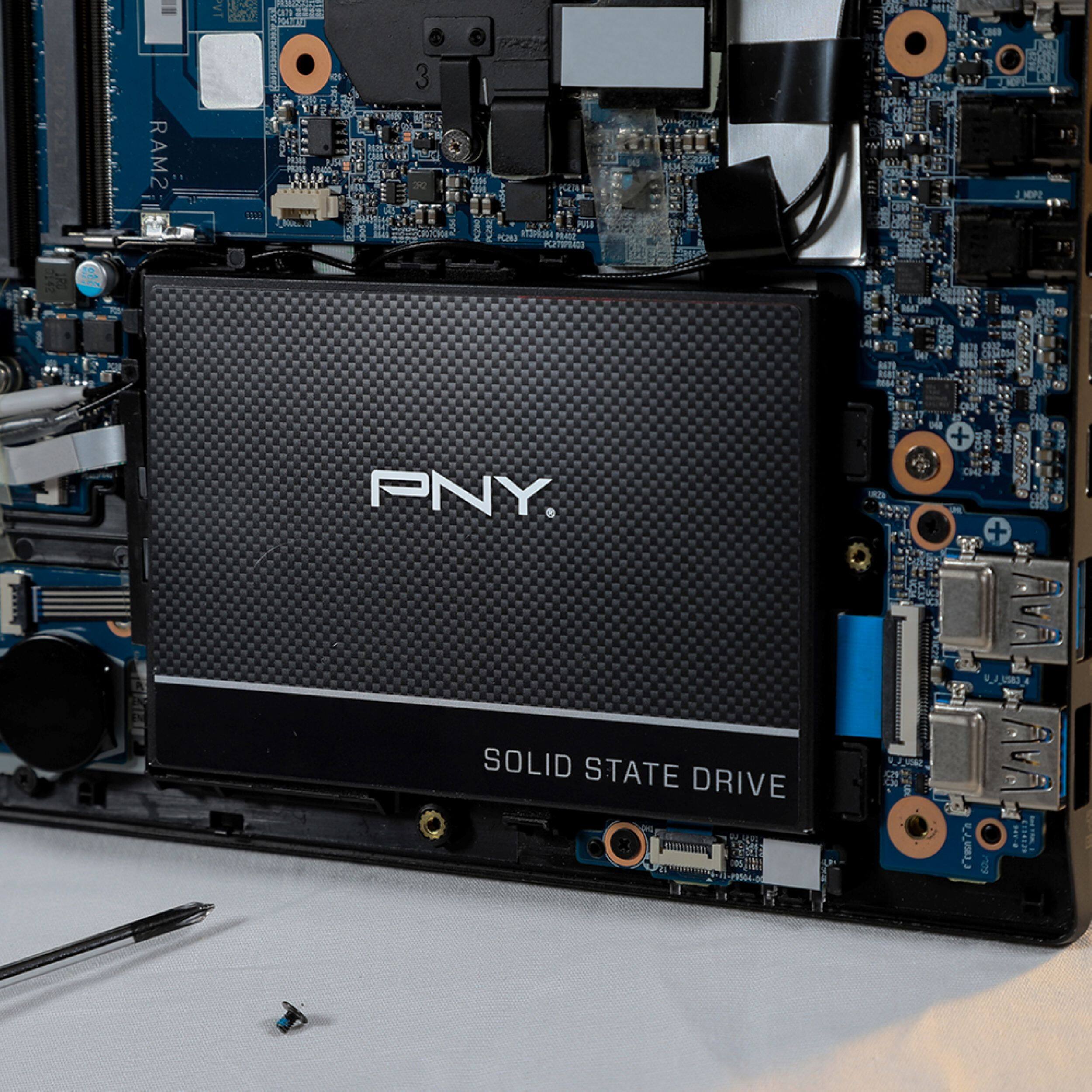 RAM2  
AL  
CITTS PK381  
292  
FRACE  
COOD  
NOVE  
R647  
DSI  
PNY.  
+ CH2 +  
4_300_4_4  
SOLID STATE DRIVE  
C2V CJO  
c_cazu_L_U