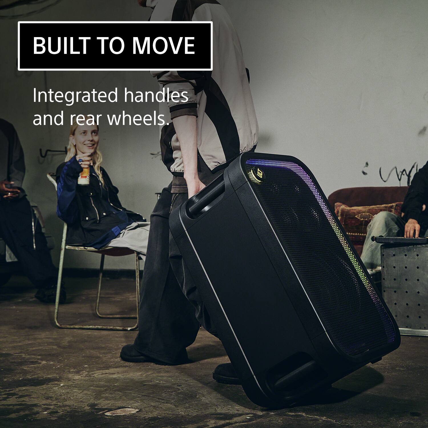 BUILT TO MOVE  
Integrated handles and rear wheels.