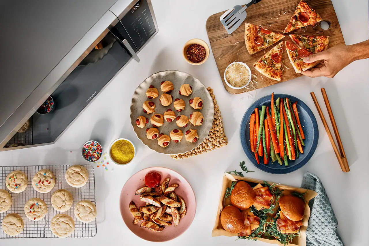 17:20

- Mini quiches
- Pizza slices
- Carrot and cucumber sticks
- Buns with herbs
- Cookies with sprinkles
- Grilled chicken with sauce
- Garlic bread
- Cheese
- Chili flakes
- Curry powder
- Multicolored sprinkles