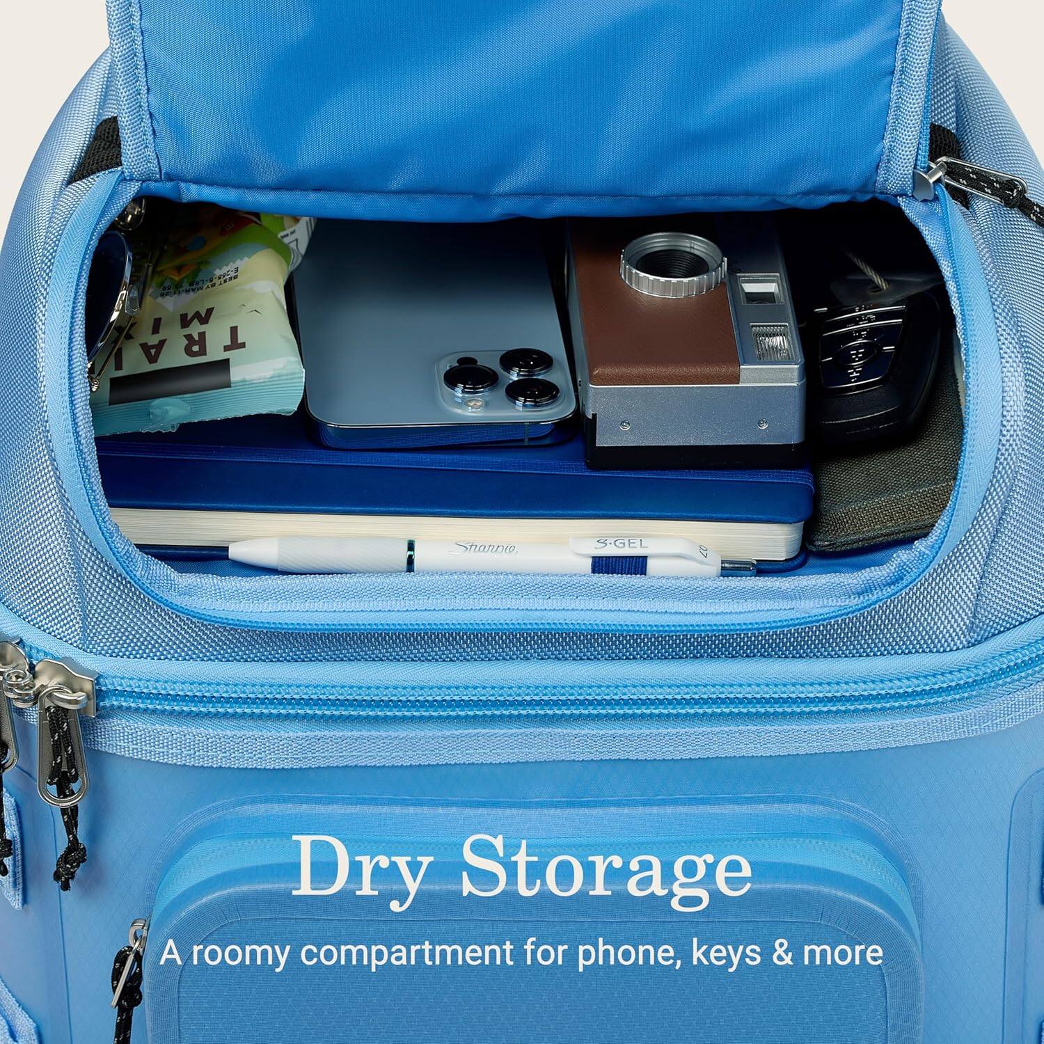 Dry Storage  
A roomy compartment for phone, keys & more