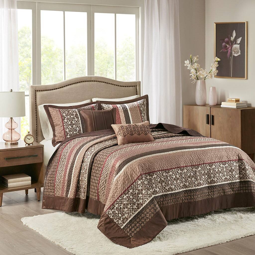 Alt View 1. Gracie Mills - Gracie Mills Irmgard 5-Piece Reversible Jacquard Bedspread Set - Red.