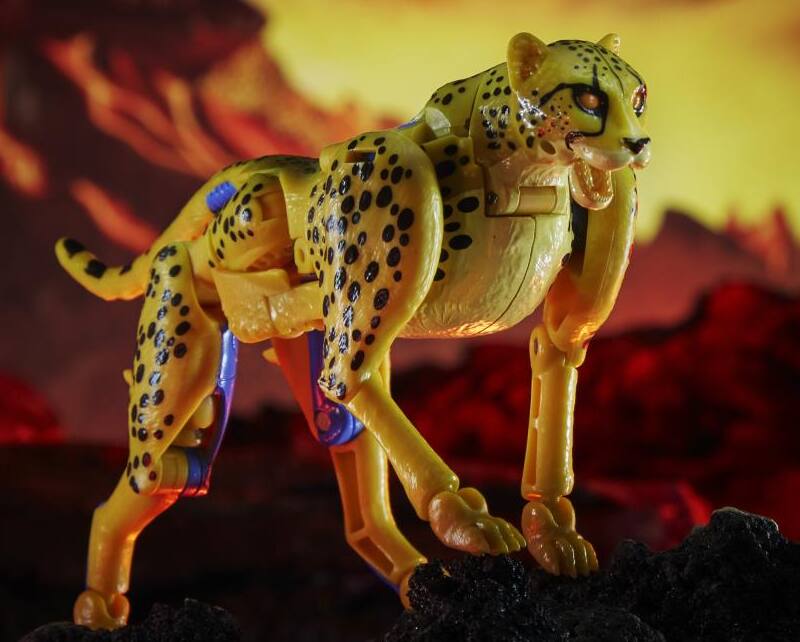 Alt View 6. Transformers - WFC-K4 Cheetor Deluxe Class | Transformers Generations War for Cybertron Kingdom Chapter.