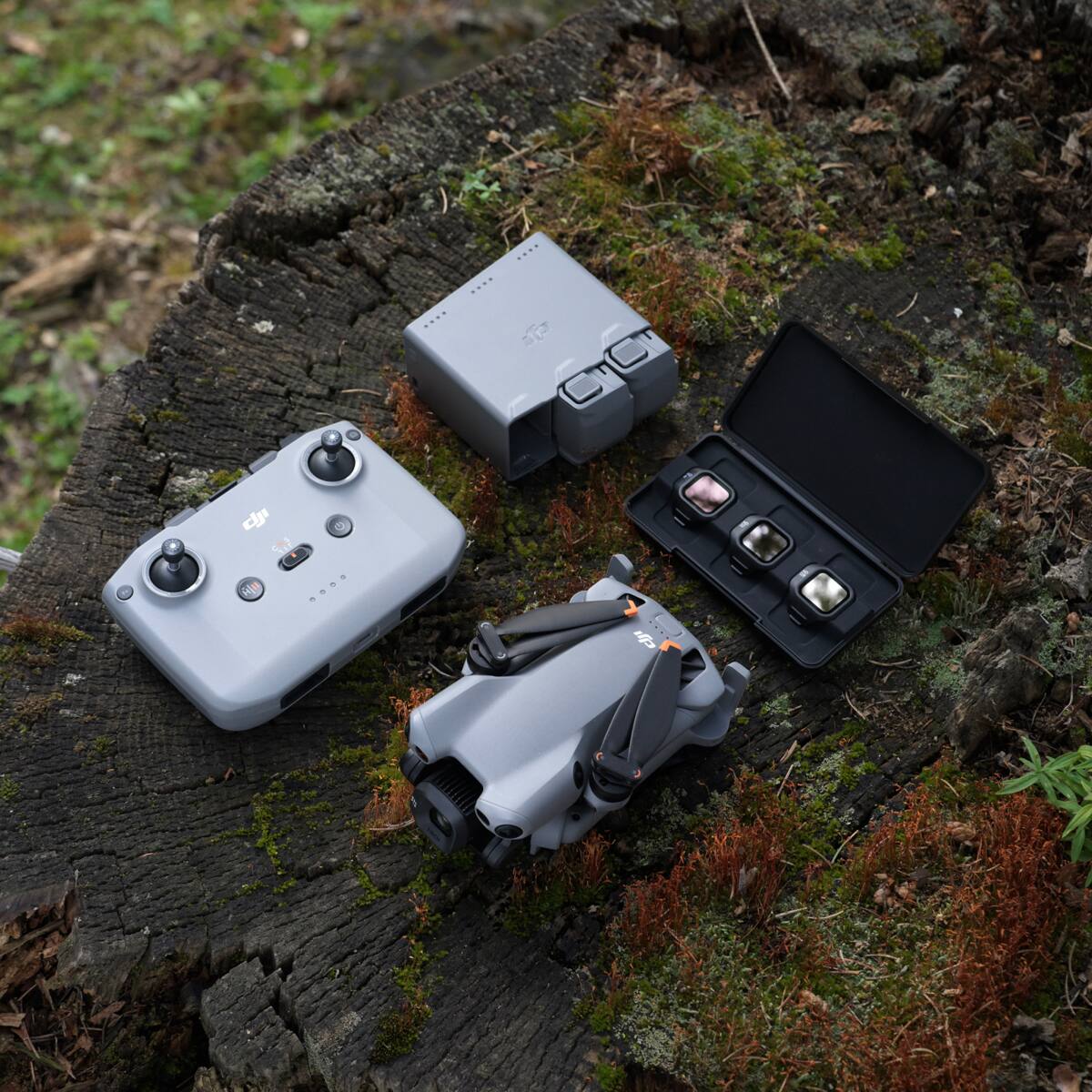 The text on the image is "dji" and "Mavic".