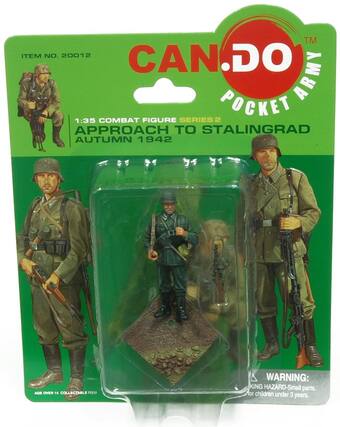 TM ITEM NO. 20012 CAN.DO ARMY POCKET 1:35 COMBAT FIGURE SERIES 2 APPROACH TO STALINGRAD AUTUMN 1942 AGE OVER 14 COLLECTABLE ITEM A WARNING: KING HAZARD-Small parts. or children under 3 years.