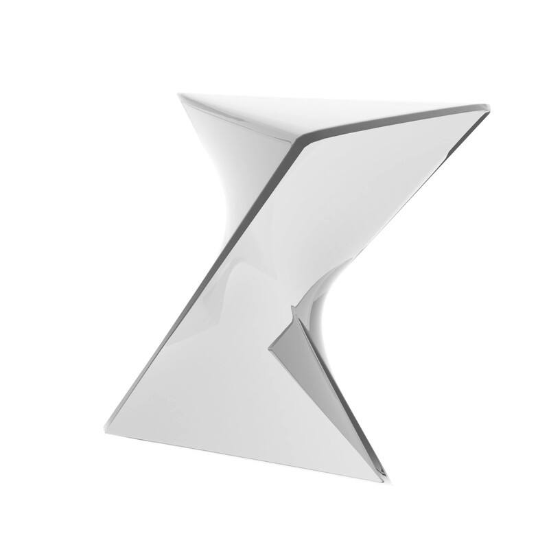 LeisureMod - Randolph 15.75" Stackable Side Table, Weather-Resistant Triangular Plastic Accent End Table for Living Room or Backyard - Clear