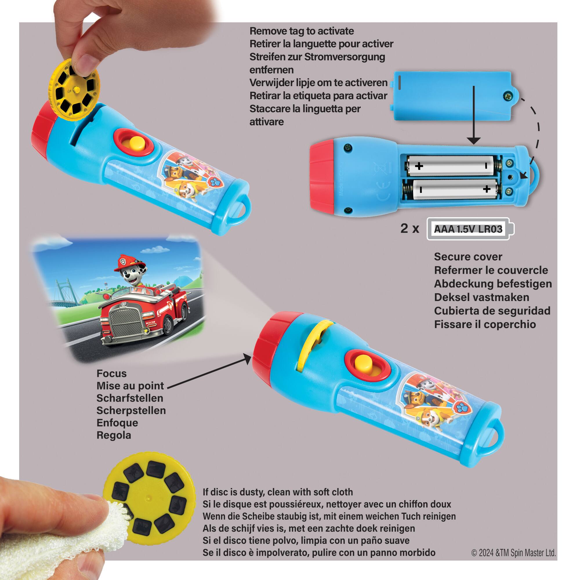 Remove tag to activate  
Retirer la languette pour activer  
Streifen zur Stromversorgung entfernen  
Verwijder lipje om te activeren  
Retirar la etiqueta para activar  
Staccare la linguetta per attivare  

2 x AAA 1.5V LR03  

Secure cover  
Refermer le couvercle  
Abdeckung befestigen  
Deksel vastmaken  
Cubierta de seguridad  
Fissare il coperchio  

Focus  
Mise au point  
Scharfstellen  
Scherpstellen  
Enfoque  
Regola  

If disc is dusty, clean with soft cloth  
Si le disque est poussierux, nettoyer avec un chiffon doux  
Wenn die Scheibe staubig ist, mit einem weichen Tuch reinigen  
Als de schijf vies is, met een zachte doek reinigen  
Si el disco tiene polvo, limpia con un paño suave  
Se il disco è impolverato, pulire con un panno morbido  

© 2024 &TM Spin Master Ltd.