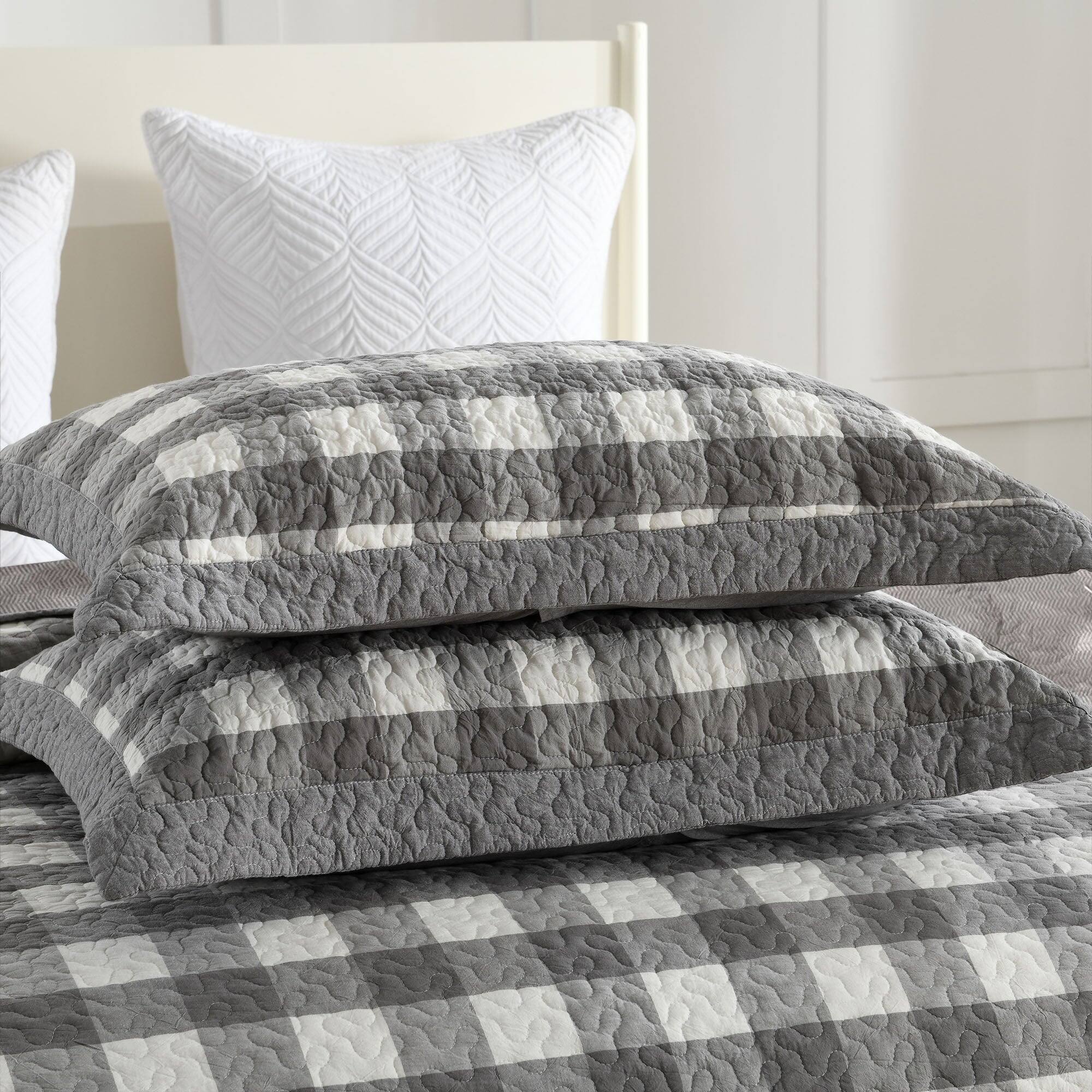 Left. MarCielo - MarCielo 3-Pieces Grey And White Checkered Pattern Quilted Bedspread Set - Gray.