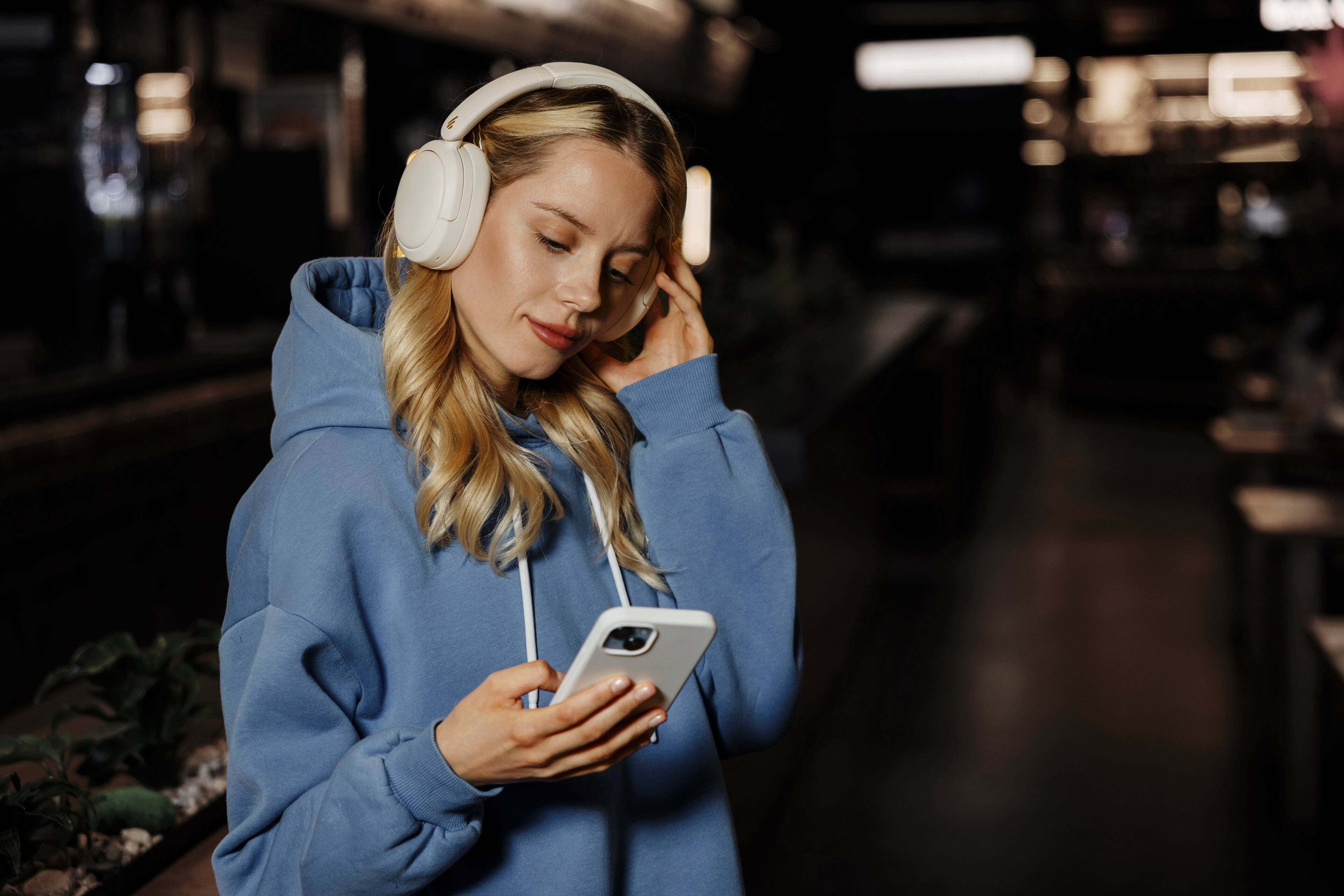 Alt View 4. Edifier - W800BT Pro Wireless Noise Cancellation Over-Ear Headphones - Ivory.