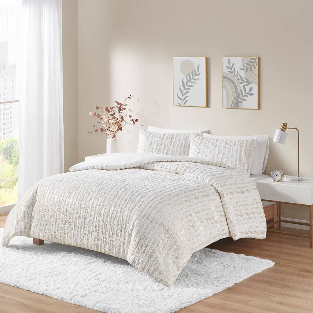 Alt View 1. Gracie Mills - Gracie Mills Maelona Metallic Print Faux Fur Duvet Cover Set - White/Gold.