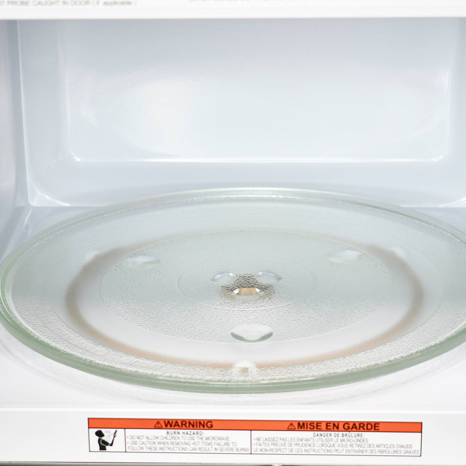 **WARNING**  
BURN HAZARD  
- DO NOT ALLOW CHILDREN TO USE THE MICROWAVE  
- USE CAUTION WHEN REMOVING HOT ITEMS  
- FOLLOW THESE INSTRUCTIONS CAN RESULT IN SEVERE BURNS  

**MISE EN GARDE**  
DANGER DE BRULURE  
- NE LAISSEZ PAS LES ENFANTS UTILISER LE MICRO-ONDES  
- EXERCER DE LA PRUDENCE LORSQUE VOUS RETIREZ DES ARTICLES CHAUDS  
- NE RÉGARDEZ PAS LES INSTRUCTIONS PEUT ENTRAINER DES BRULURES GRAVES