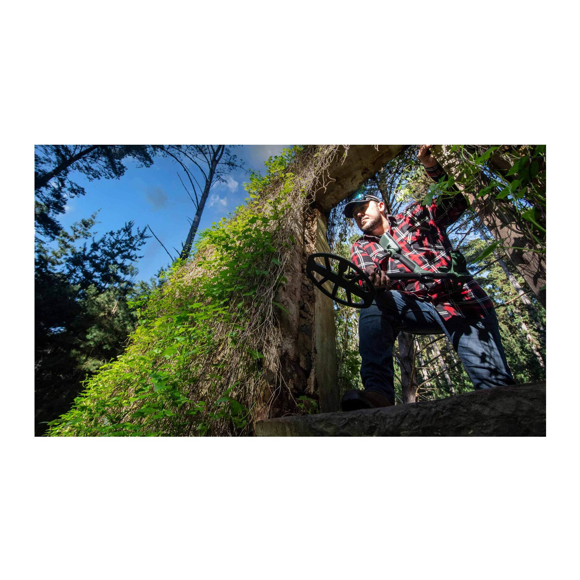 Left. Minelab - Minelab X-Terra Pro Waterproof, Simple to Use, Light, and Compact Metal Detector.