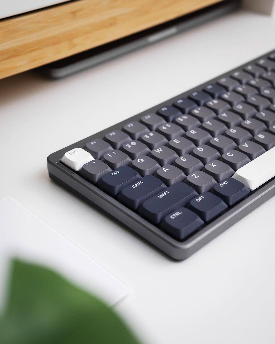 ESC F1 - 1 ! 2 @ 3 # 4 $ 5 % 6 ^ 7 & 8 * 9 ( 0 ) - _ = + e  R  T  Y  U  I  O  P  [  ] \  F2  Q  W  E  R  T  Y  U  I  O  P  A  S  D  F  G  H  J  K  L  ; : ' "  Z  X  C  V  B  N  M  , . /  TAB A Z CAPS CMD SHIFT OPT CTRL