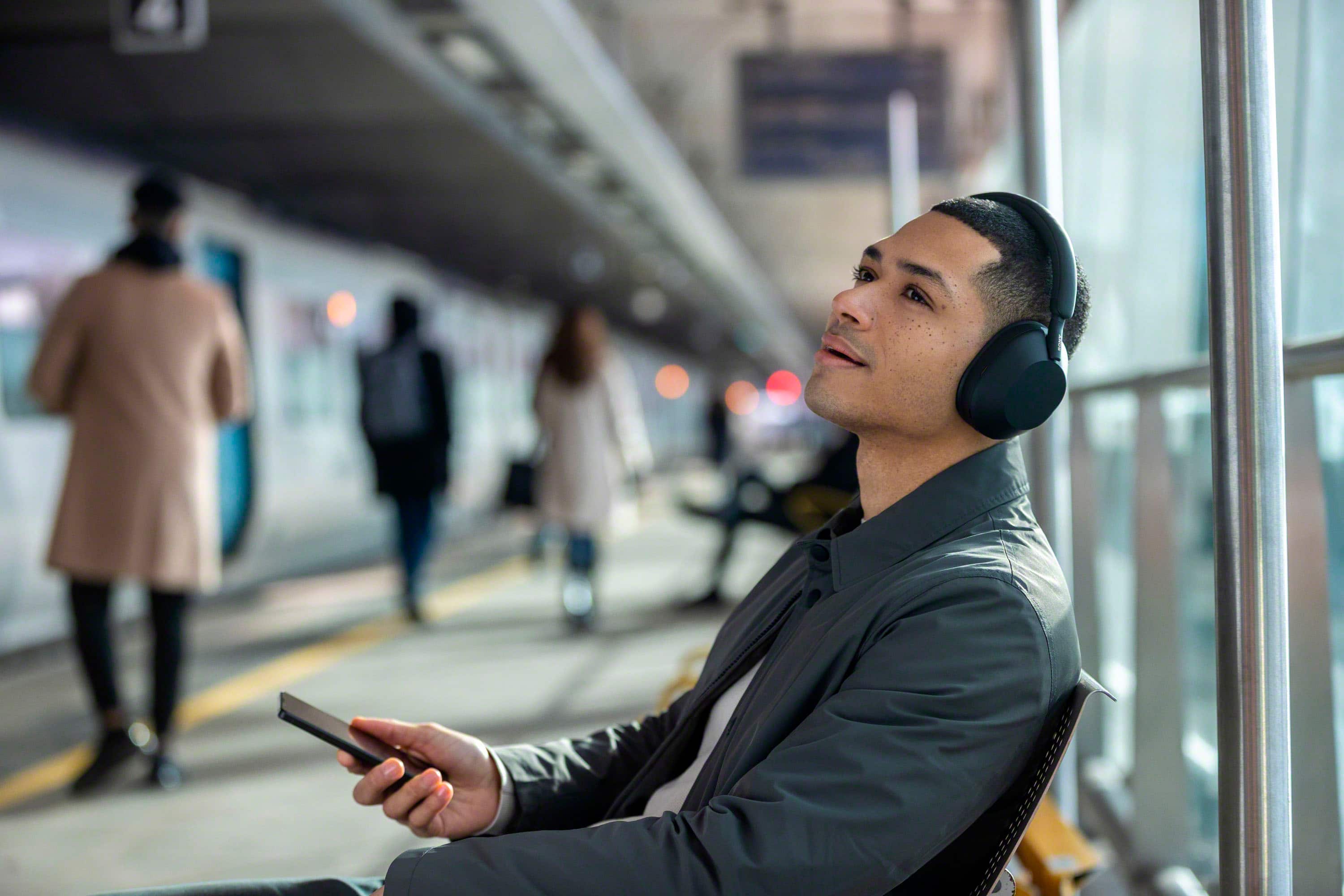 Alt View 3. Sony - WH-1000XM5 Wireless Noise Cancelling Over-the-Ear Headphones with Soft Case - Black.