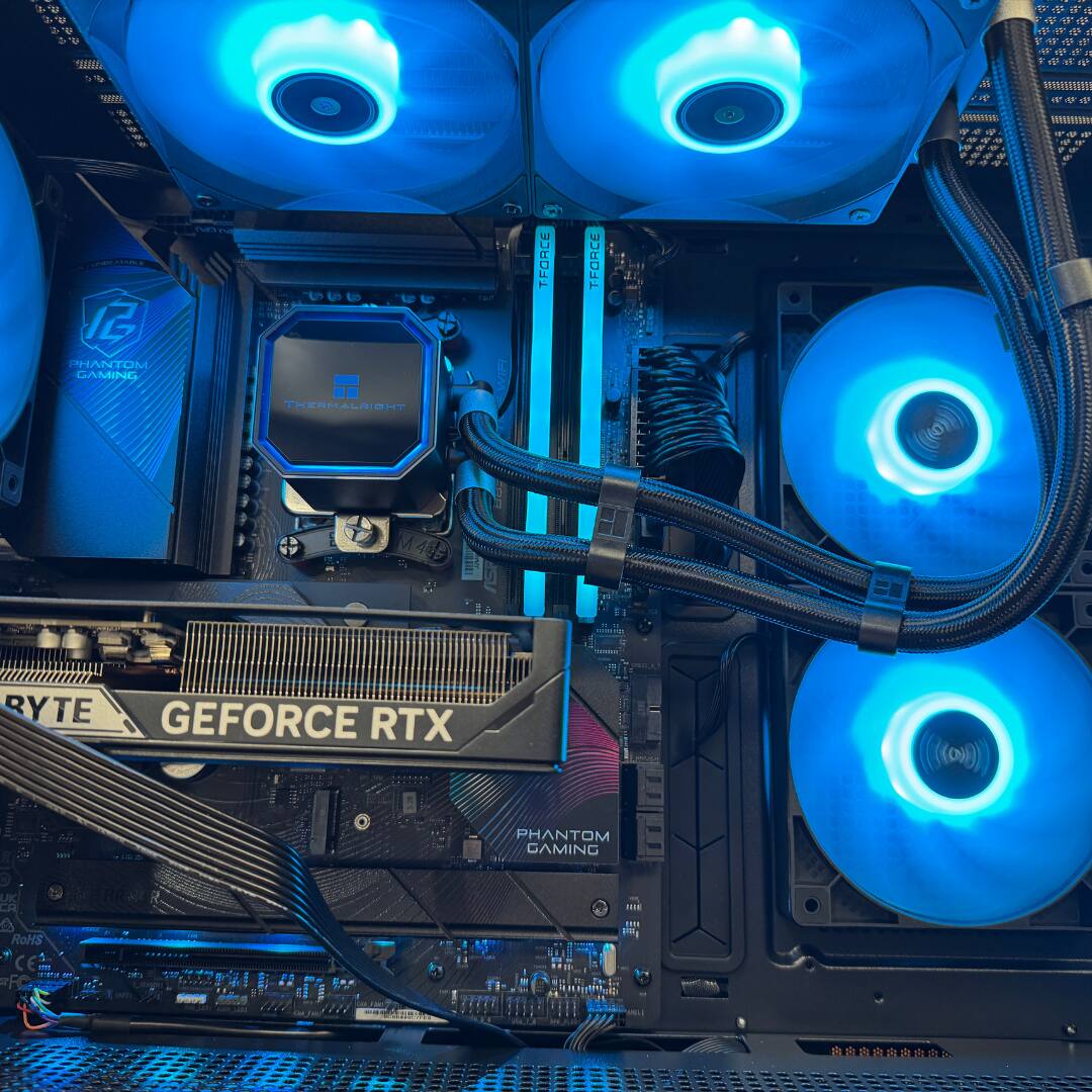 3' 1 5 COU t  
4 2 PHANTOM GAMING  
THERMALRIGHT  
WIF  
FORCE T-FORCE  
BYTE  
GEFORCE RTX  
I R  
LC  
CH  
RoHS  
PHANTOM GAMING  
e =FC