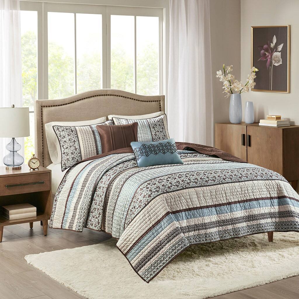 Alt View 1. Gracie Mills - Gracie Mills Irmgard 5-Piece Reversible Jacquard Quilt Set with Throw Pillows - Blue.
