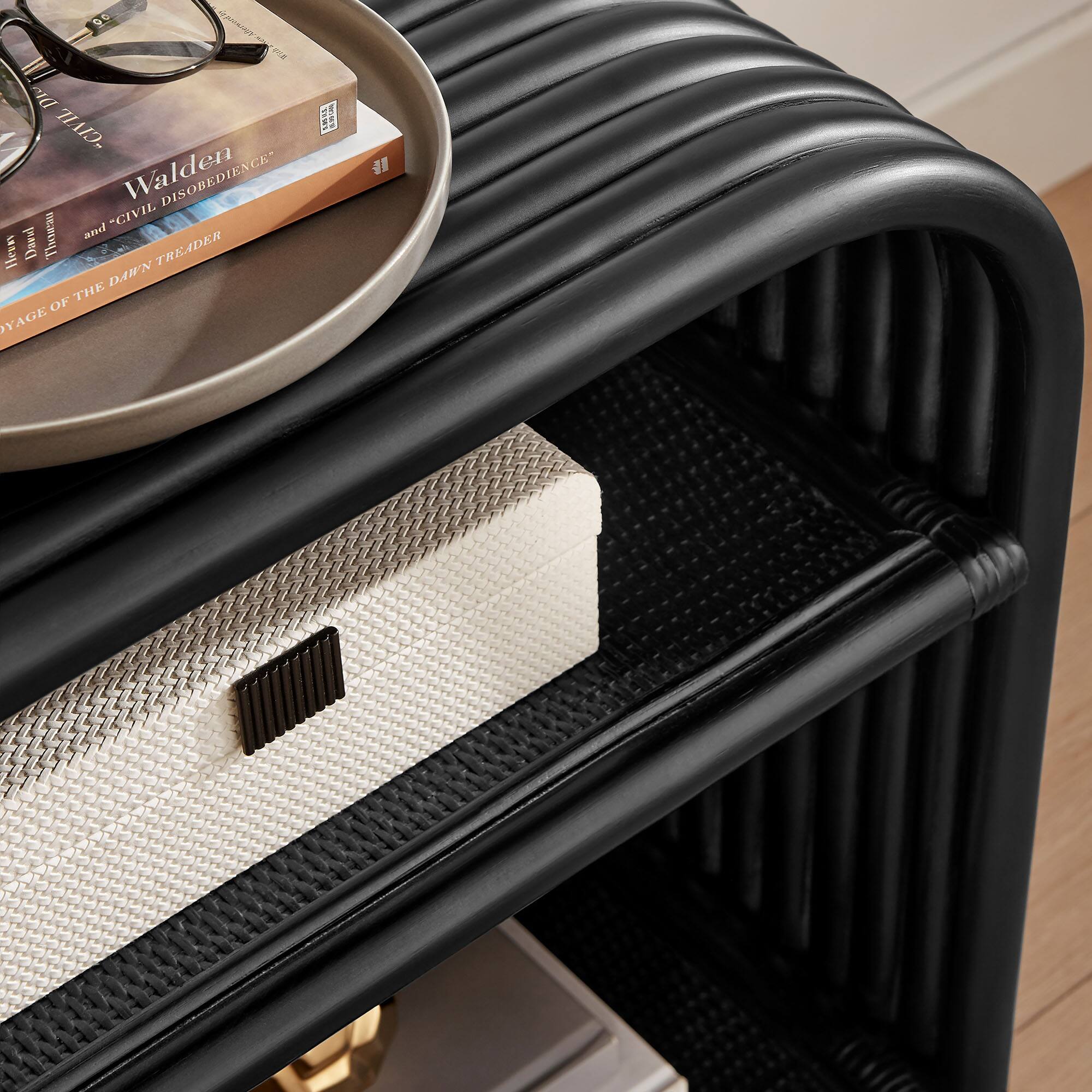 96 AI FZ ill mil "CIVIL GE Walden CIVIL i and Heury Daval TREADER DAN'N THE OF BYAGE TS WMT

Corrected text:
96 AI FZ ill mil "CIVIL GE Walden CIVIL i and Heury Daval TREADER DAN'N THE OF BYAGE TS WMT

The text appears to be a mix of words and letters, possibly from a book or a label. Here is a possible correction based on the visible text in the image:

"Walden and 'Civil Disobedience' by Henry David Thoreau"