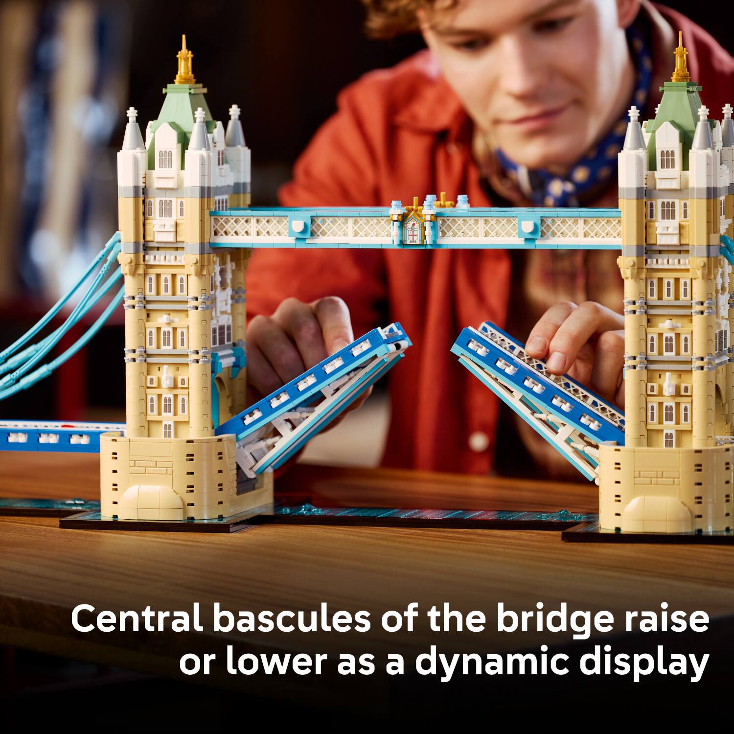 Central bascules of the bridge raise or lower as a dynamic display