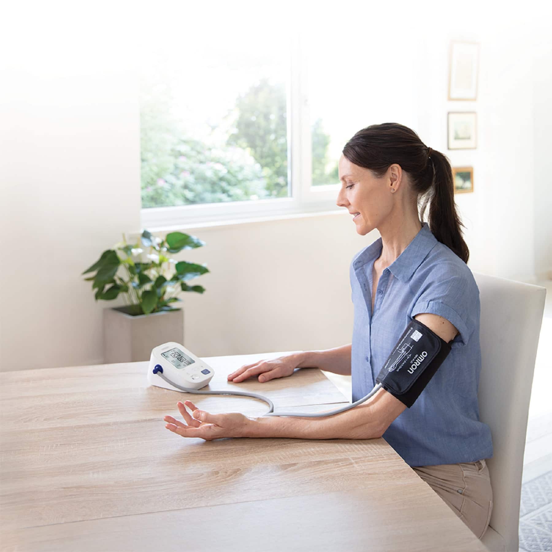 Alt View Zoom 17. Omron - 3 Series - Automatic Upper Arm Blood Pressure Monitor - Black/White.