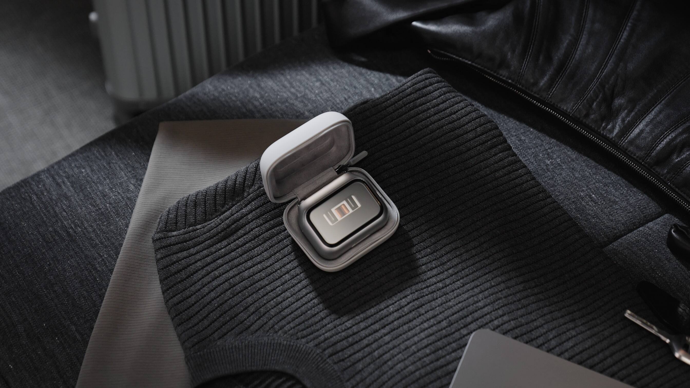 Left. Laifen - P3 Pro Shaver Travel Pod - WHITE.