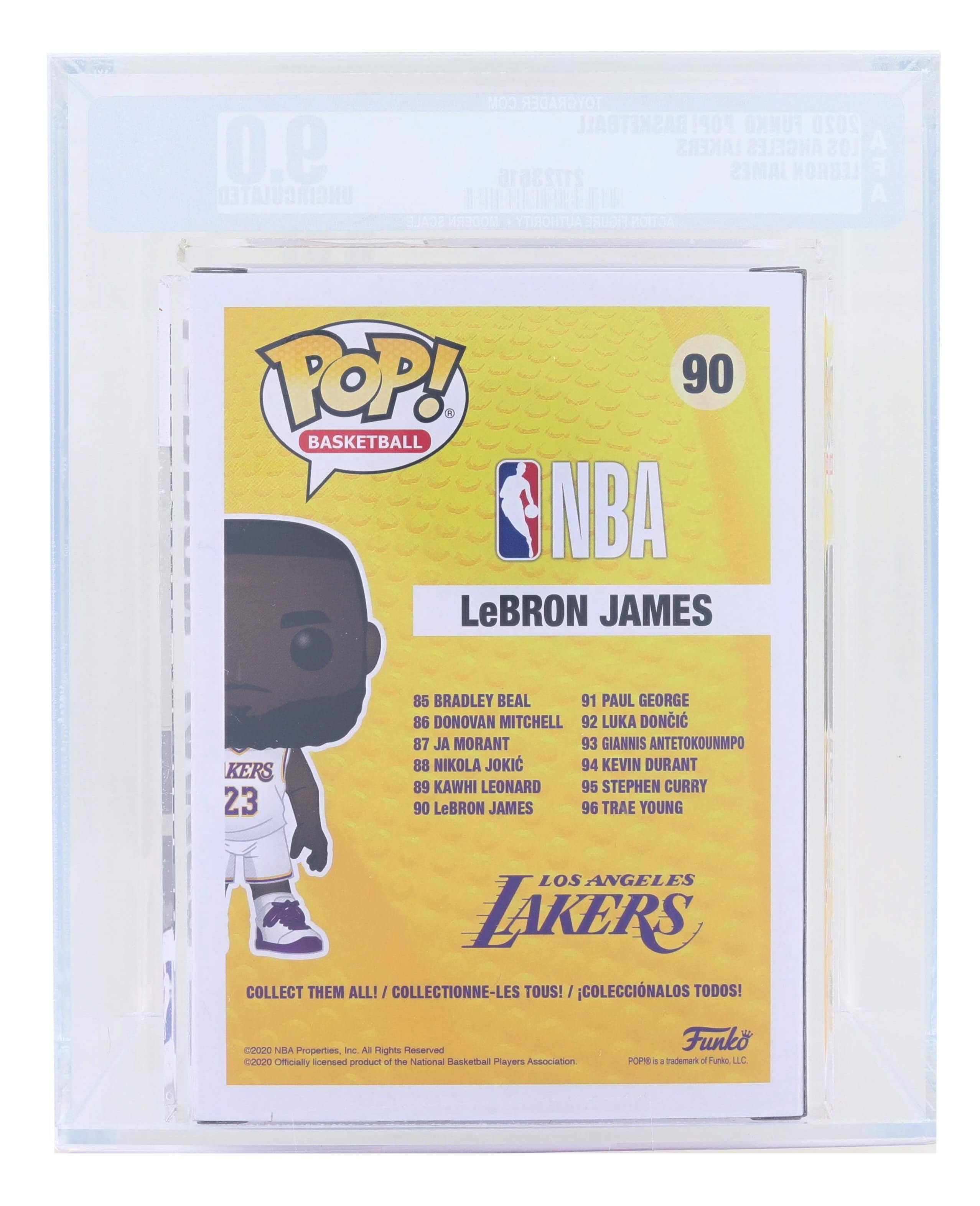 TOYGRADER.COM  
BASKETBALL POP! FUNKO 2020 9.0  
LAKERS ANGELES LOS  
UNGIRGULATED T 21723616  
HORA JAMES LEBRON  
SCALE MODERN TOU FIGURE POITOA POP! 90  
BASKETBALL NBA  
LEBRON JAMES 23  
85 BRADLEY BEAL  
86 DONOVAN MITCHELL  
87 JA MORANT  
88 NIKOLA JOKIC  
89 KAWHI LEONARD  
90 STEPHEN CURRY  
91 PAUL GEORGE  
92 LUKA DONCIC  
93 GIANNIS ANTETOKOUNMPO  
94 KEVIN DURANT  
95 STEPHEN CURRY  
96 TRAE YOUNG  
LOS ANGELES LAKERS  
COLLECT THEM ALL! / COLLECTIONNE-LES TOUS! / COLECCIONALOS TODOS!  
C2020 NBA Properties Inc. All Rights Reserved  
C2020 Officially licensed product of the National Basketball Players Association  
POP! is a trademark