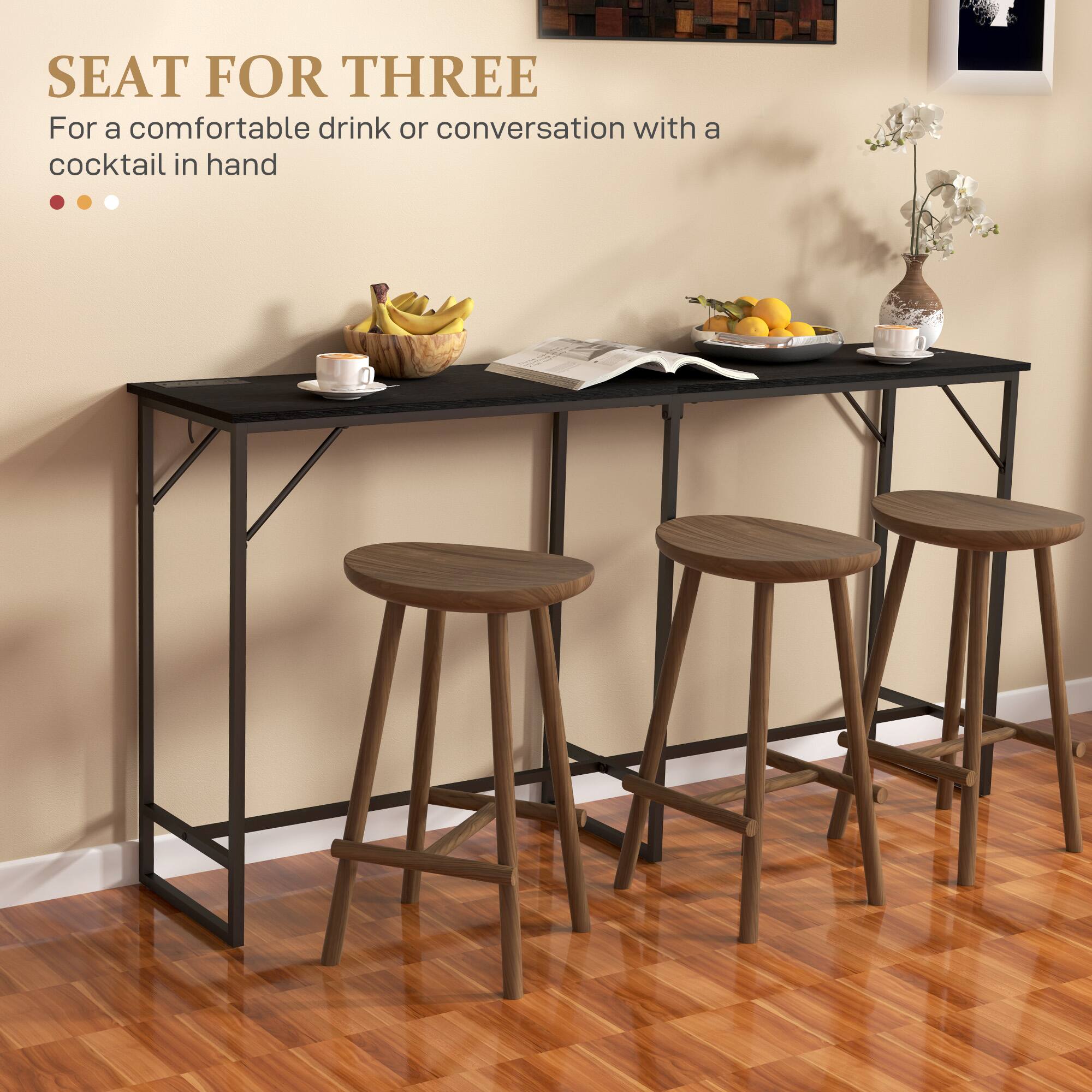 SEAT FOR THREE
For a comfortable drink or conversation with a cocktail in hand