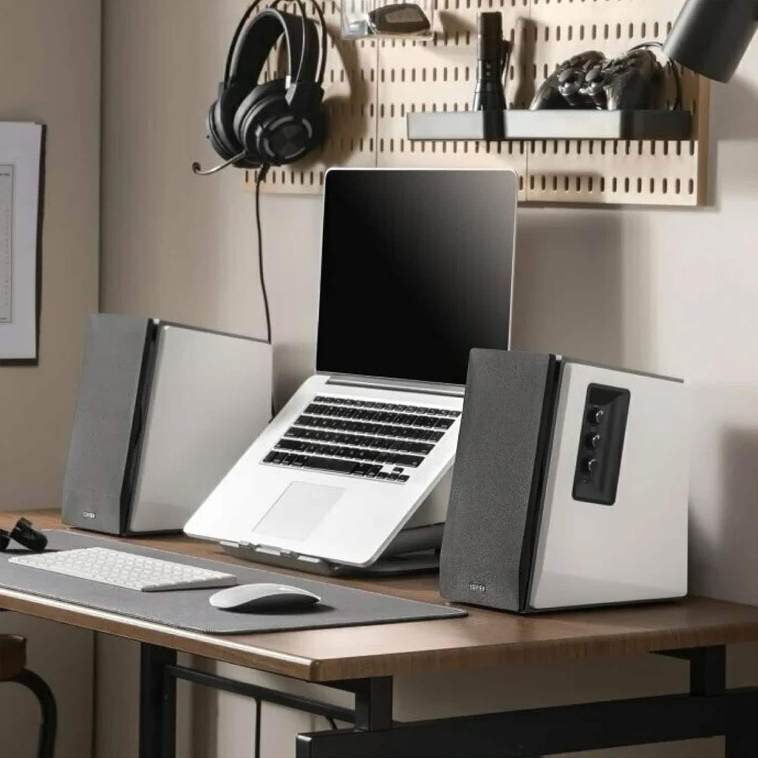 Angle. Edifier - R1700BT 4" 66-Watt Powered Bookshelf Speaker (Pair) - White.