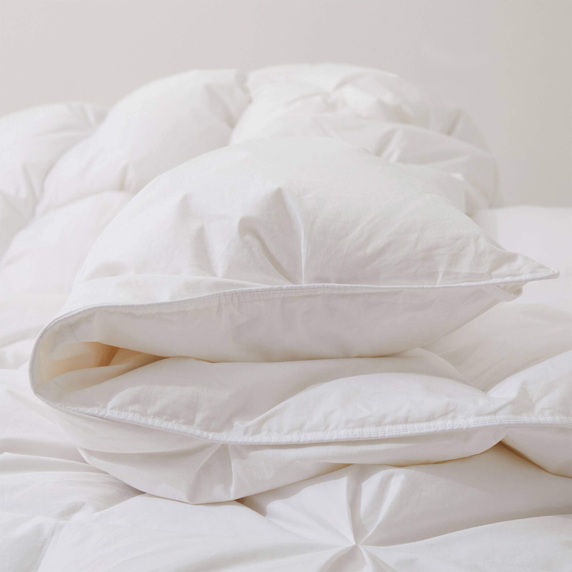 Alt View 1. Puredown - Puredown Heavyweight 800 Fill Power Puff 90% Down Comforter Made in Germany, King - White.