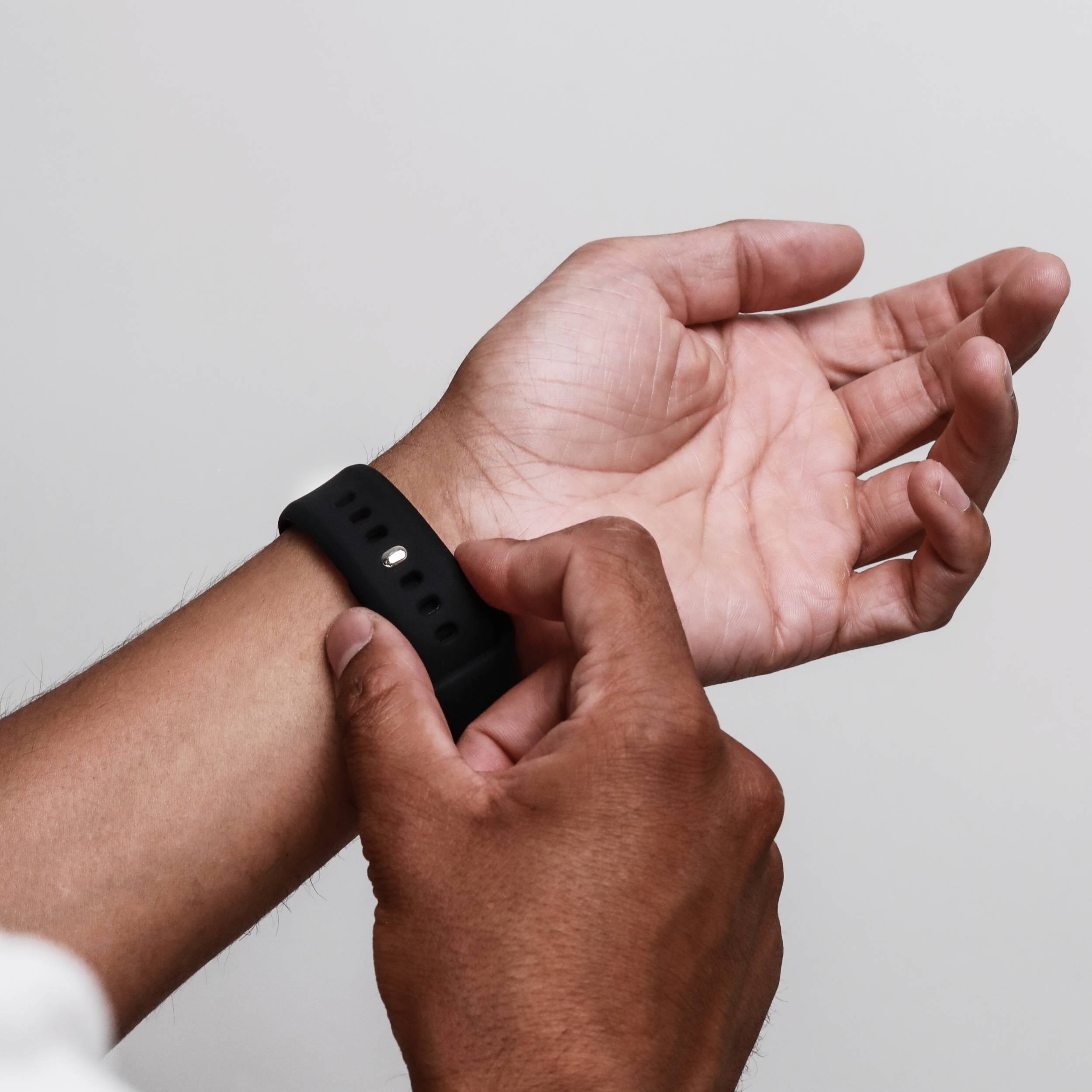 Back. Vonmahlen - Classic Band 2 silicone band for Apple Watch - Black.