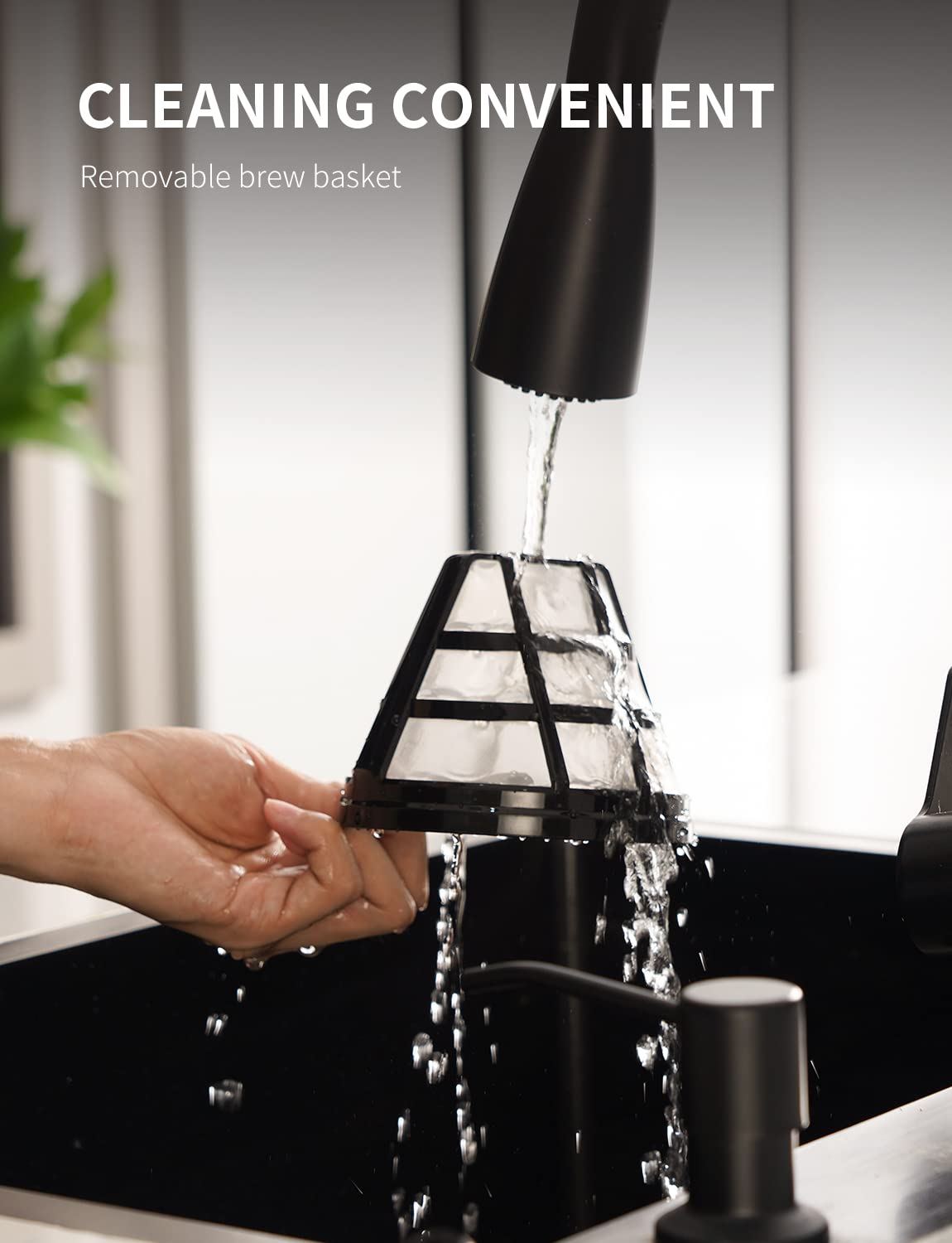 CLEANING CONVENIENT  
Removable brew basket