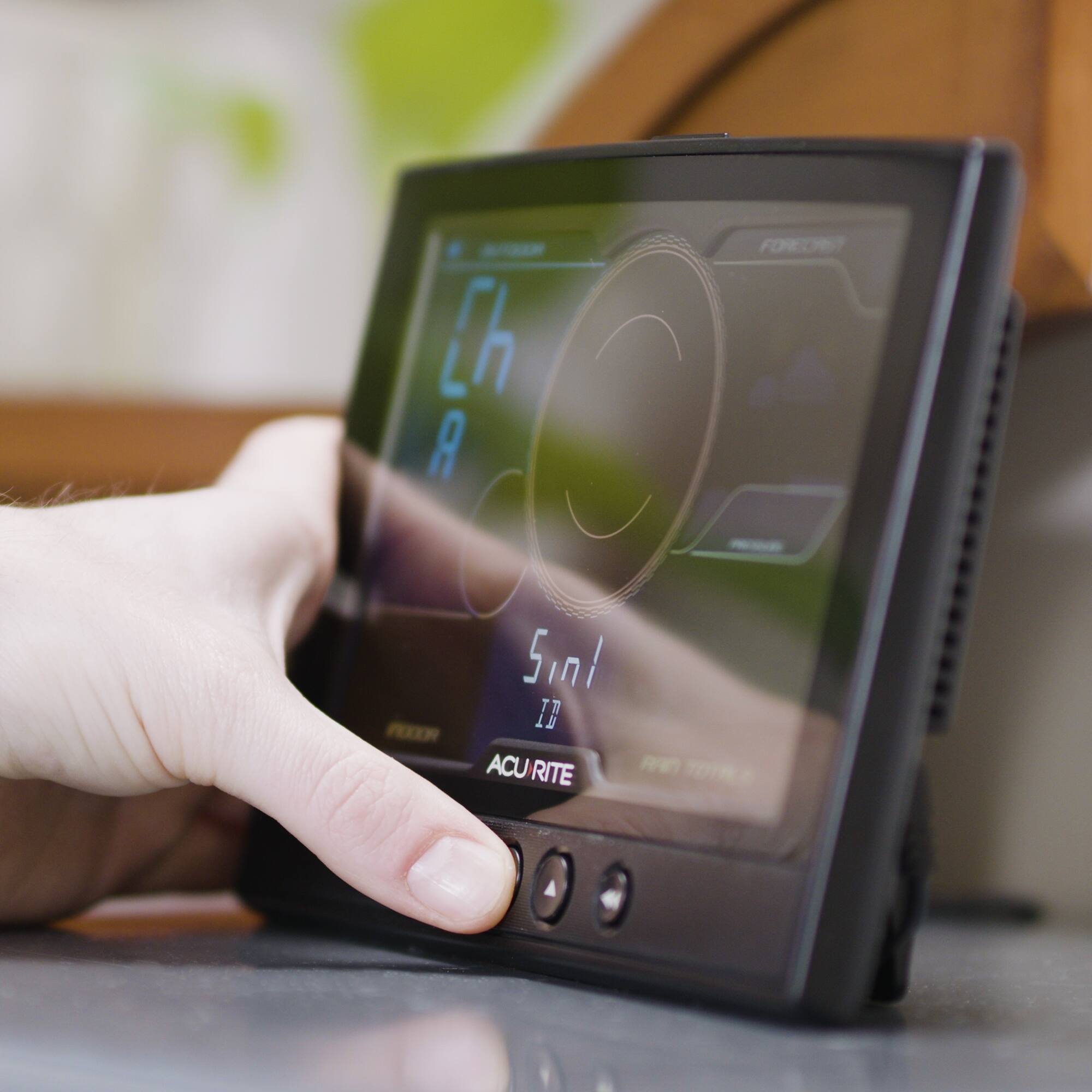 Alt View 16. AcuRite - Iris (5-in-1) Weather Station with Direct-to-Wi-Fi Display for Remote Monitoring - White/Black.