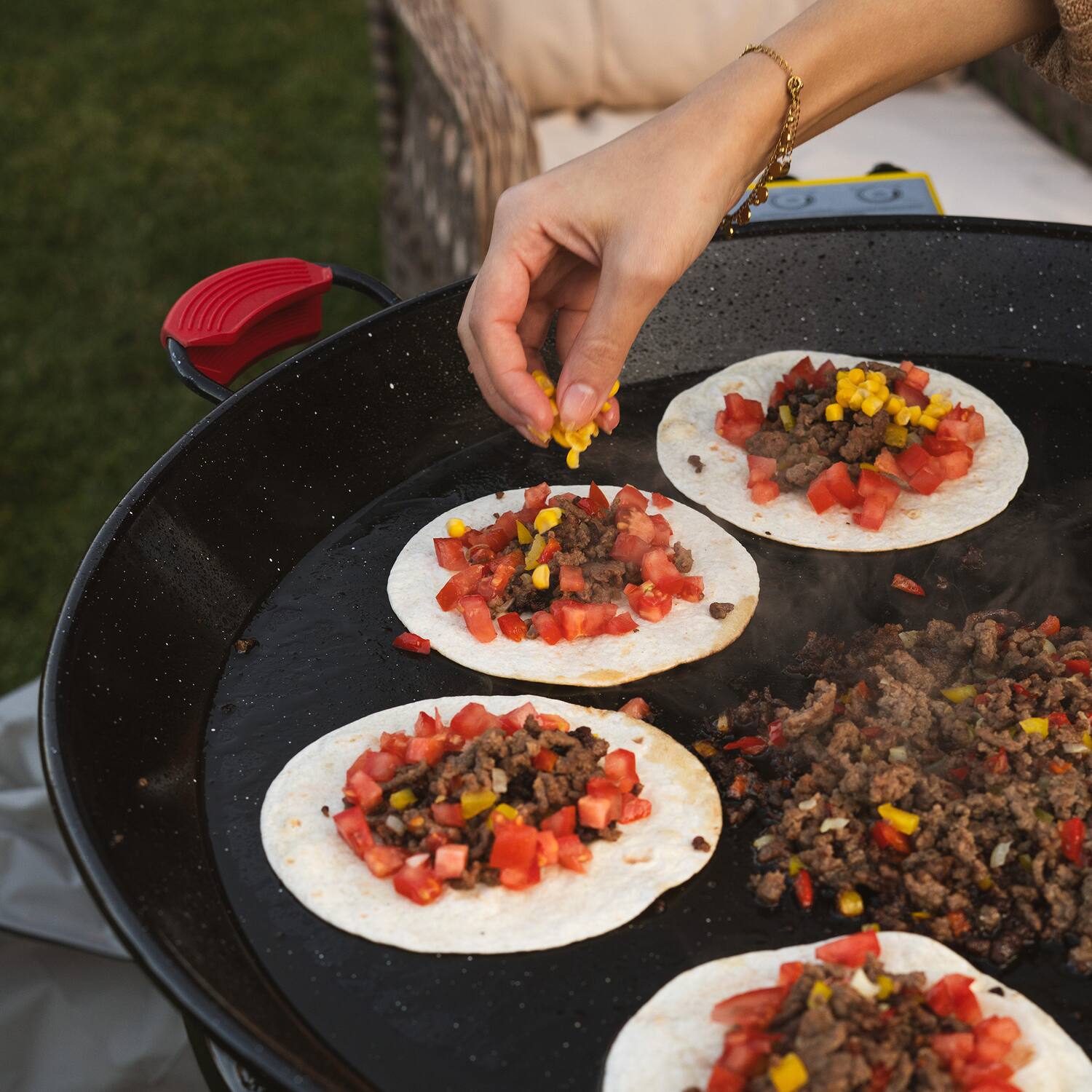 Back. Ringg - Indoor/Outdoor Enameled Carbon Steel Cooking Pan 20" 14 Servings - Multicolored.