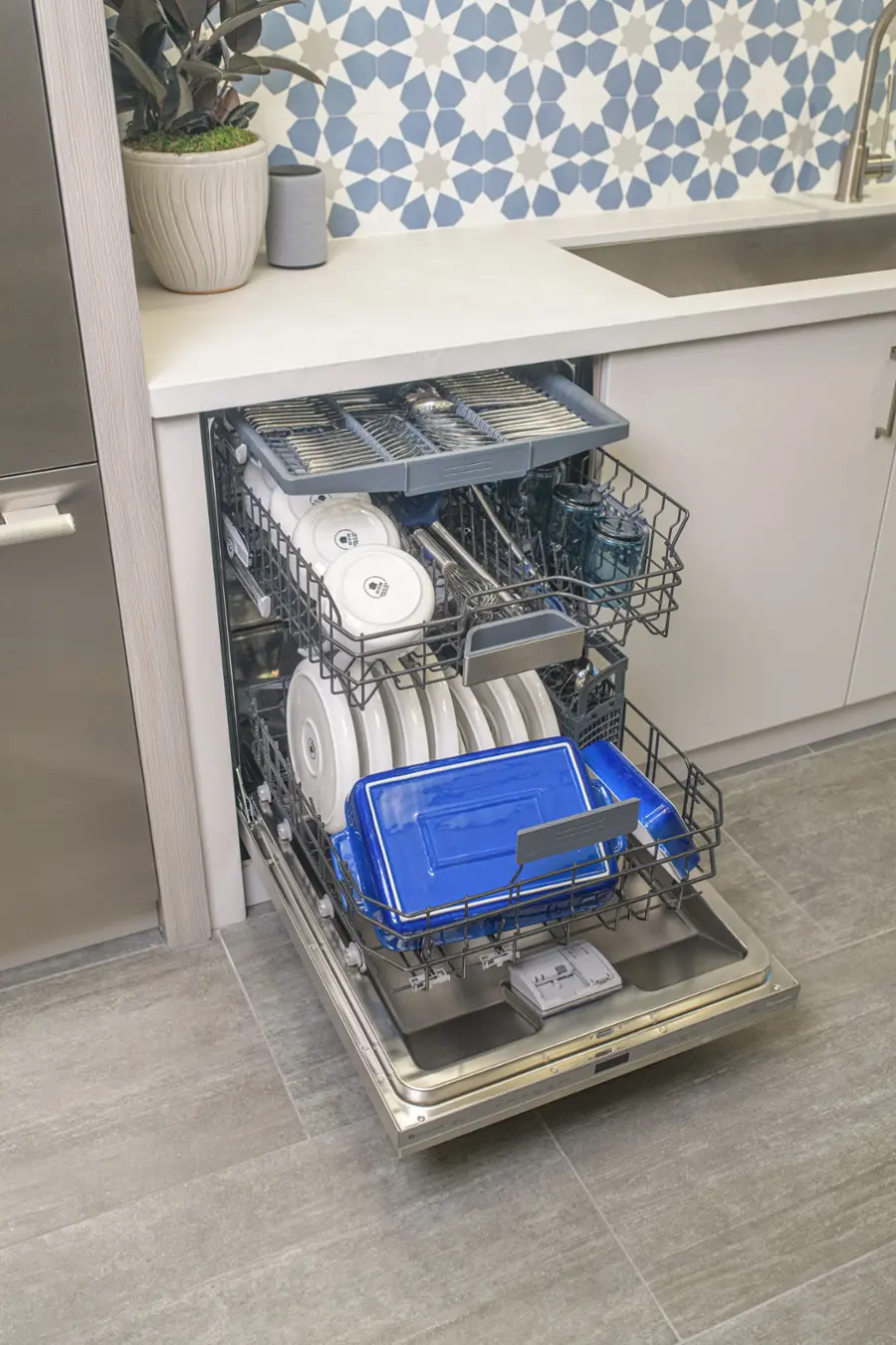 Alt View 15. Thermador - Emerald 24" Top Control Smart Built-In Stainless Steel Tub Dishwasher with 3rd Rack and PowerBoost, 48 dBA - Custom Panel Ready.