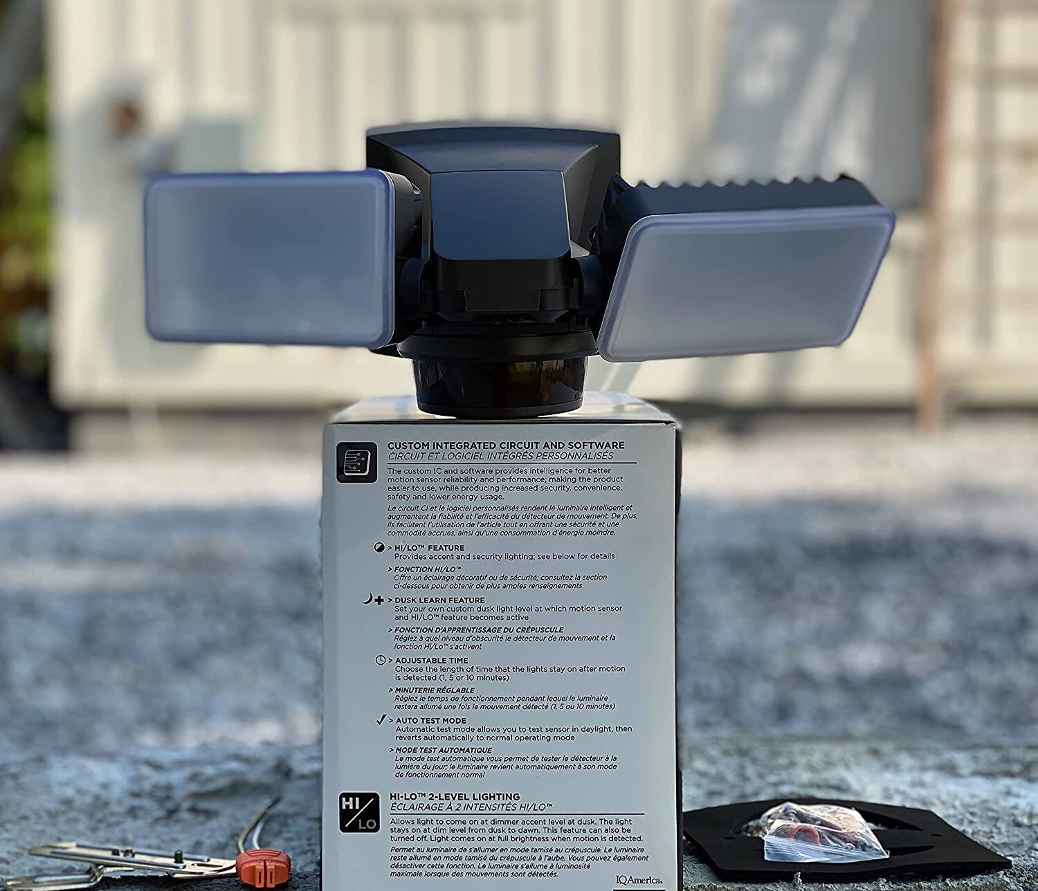 **CUSTOM INTEGRATED CIRCUIT AND SOFTWARE CIRCUIT LOGICIEL INTÉGRÉS PERSONNALISÉS**

Custom software provides intelligence for battery performance, making the product more reliable, secure, and convenient. Safety and lower energy usage.

**HI-LO™ FEATURE**

- **FONCTION HI-LO™**
  - Offre un éclairage décoratif ou de sécurité qui reste allumé après mouvement
  - Offre un éclairage décoratif ou de sécurité qui reste allumé après mouvement

**SLEEP LEARN FEATURE**

- **FONCTION APPRENTISSAGE DU CREPUSCULE**
  - Répétez le processus d'apprentissage du crépuscule pour tester le capteur en plein jour, puis activez le mode de fonctionnement normal
  - Répétez le processus d'apprentissage du crépuscule pour tester le capteur en plein jour, puis activez le mode de fonctionnement normal

**ADJUSTABLE TIME**

- **MINUTERIE RÉGULABLE**
  - Choisissez la durée pendant laquelle la lumière reste allumée après détection (5 à 120 minutes)
  - Choisissez la durée pendant laquelle la lumière reste allumée après détection (5 à 120 minutes)

**AUTO TEST MODE**

- **MODE TEST AUTOMATIQUE**
  - Le mode test automatique vous permet de vérifier le fonctionnement normal de l'appareil
  - Le mode test automatique vous permet de vérifier le fonctionnement normal de l'appareil

**HI-LO™ 2-LEVEL LIGHTING**

- **HI-LO™ 2-LEVEL LIGHTING**
  - Always stays on at dim level from dusk to dawn. The light turns on at full brightness when motion is detected. The light returns to dim level after a few minutes. This feature can also be disabled.
  - Always stays on at dim level from dusk to dawn. The light turns on at full brightness when motion is detected. The light returns to dim level after a few minutes. This feature can also be disabled.

**CIRCUIT ET LOGICIEL INTÉGRÉS PERSONNALISÉS**

The custom IC and software provide intelligence for battery performance, making the product more reliable, secure, and convenient. Safety and lower energy usage.

**CIRCU