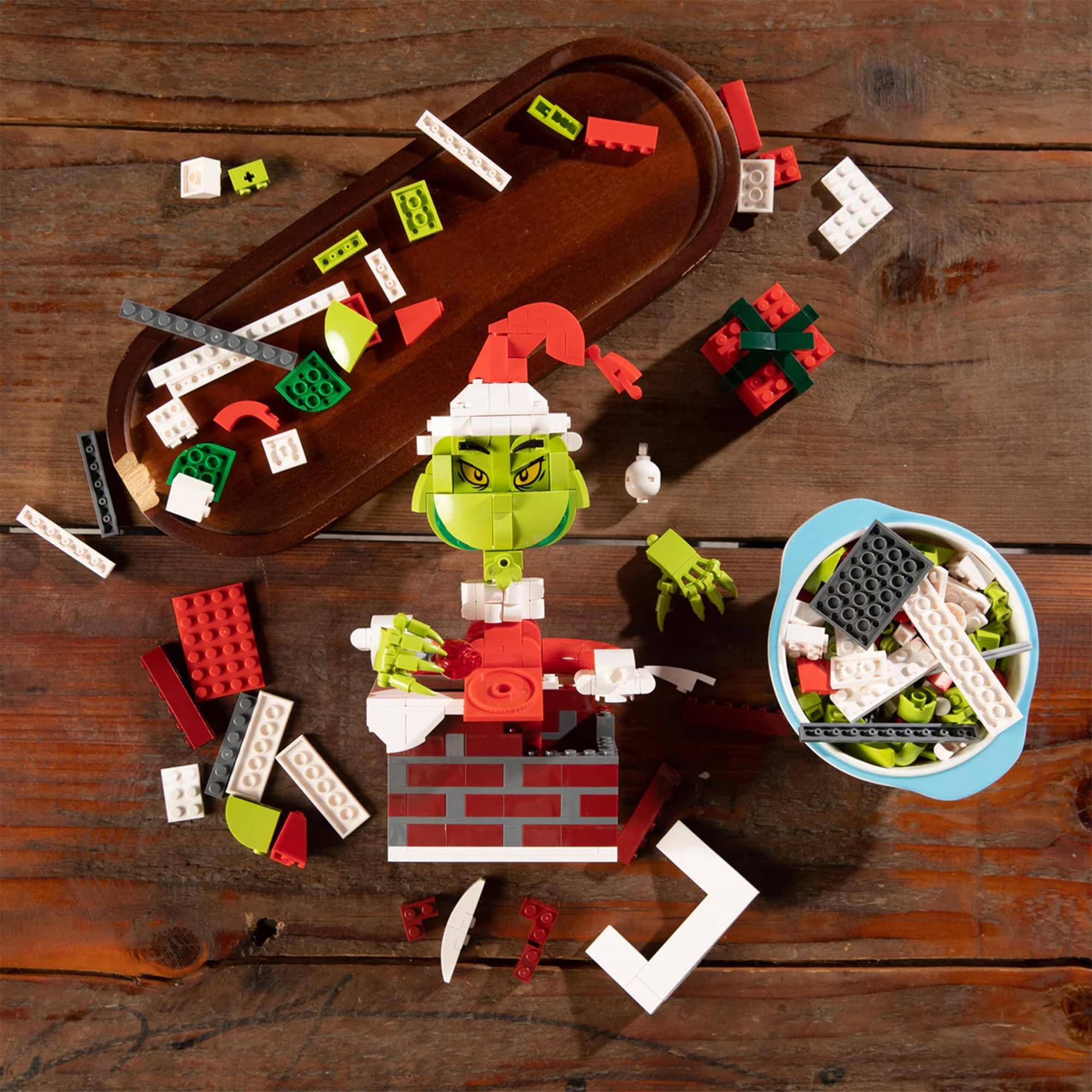 Alt View 6. Brickcraft - The Grinch Up The Chimney 523-Piece Brickcraft Building Set - Green.