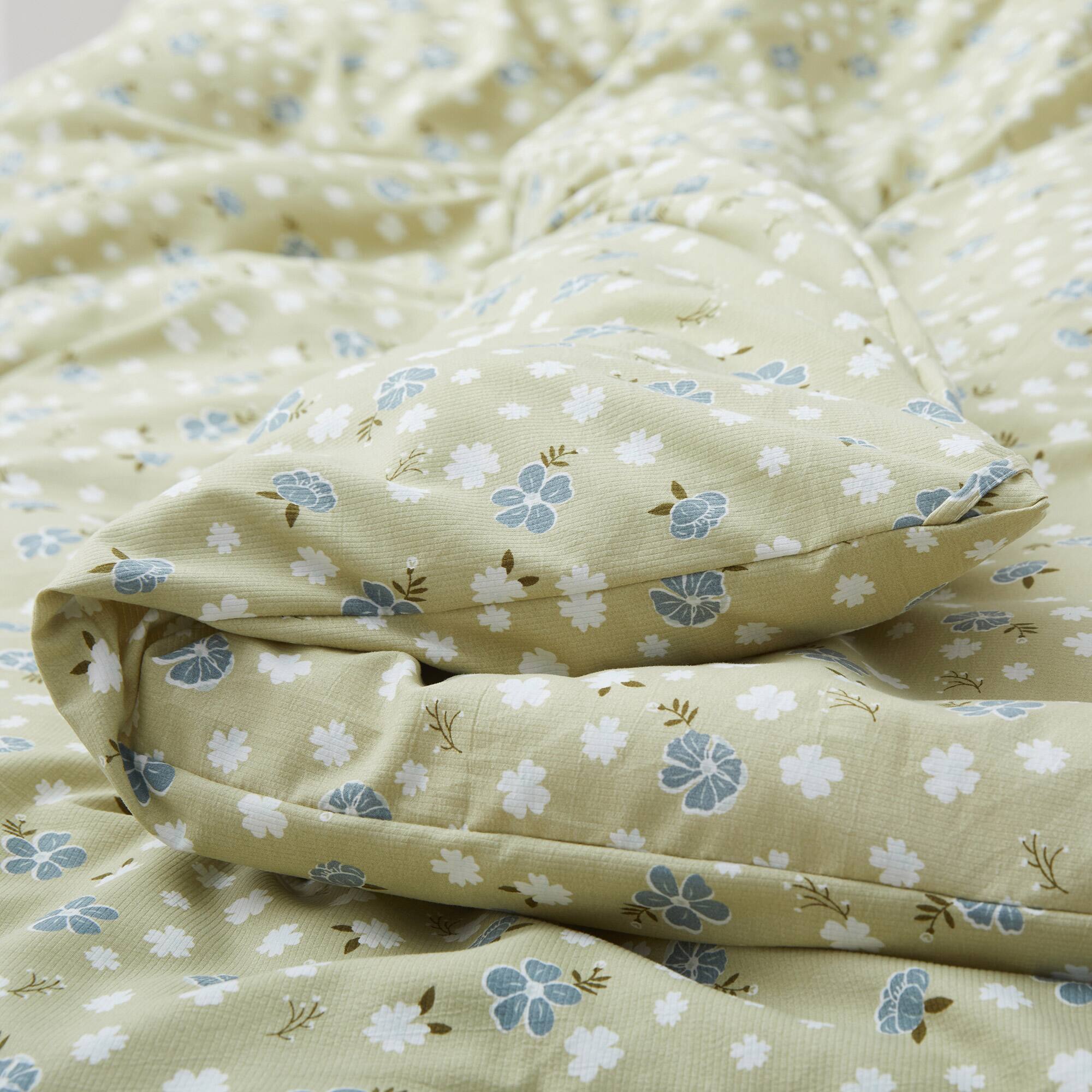Left. Peace Nest - Peace Nest Floral Printed Comforter Set with Pillowcases, Bedding Set for All Season - Green.