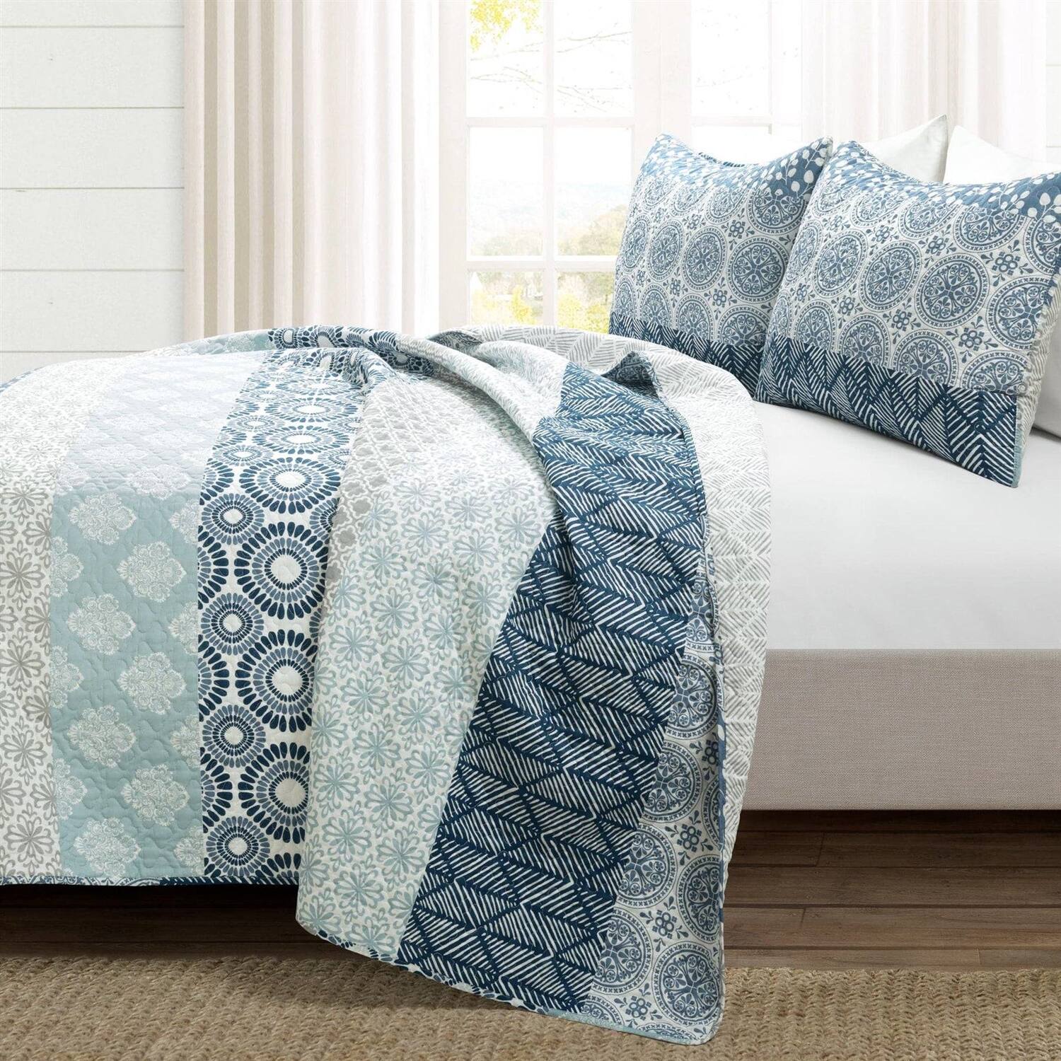 Angle. SlickBlue - 3-Piece Reversible Botanical Damask Quilt Set Lightweight for Bedroom - Blue.