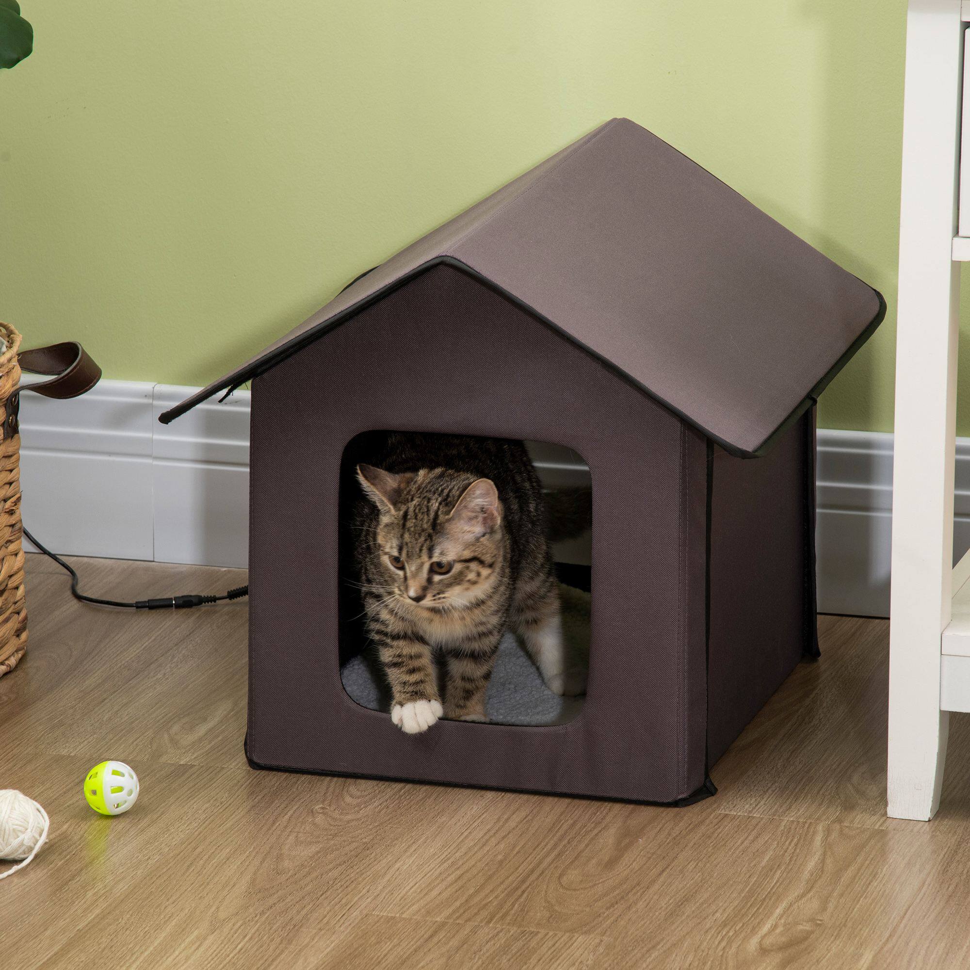 Angle. Pawhut - Heated Cat Houses for Outdoor and Indoor, Portable Kitty Shelter, Waterproof and Insulated.