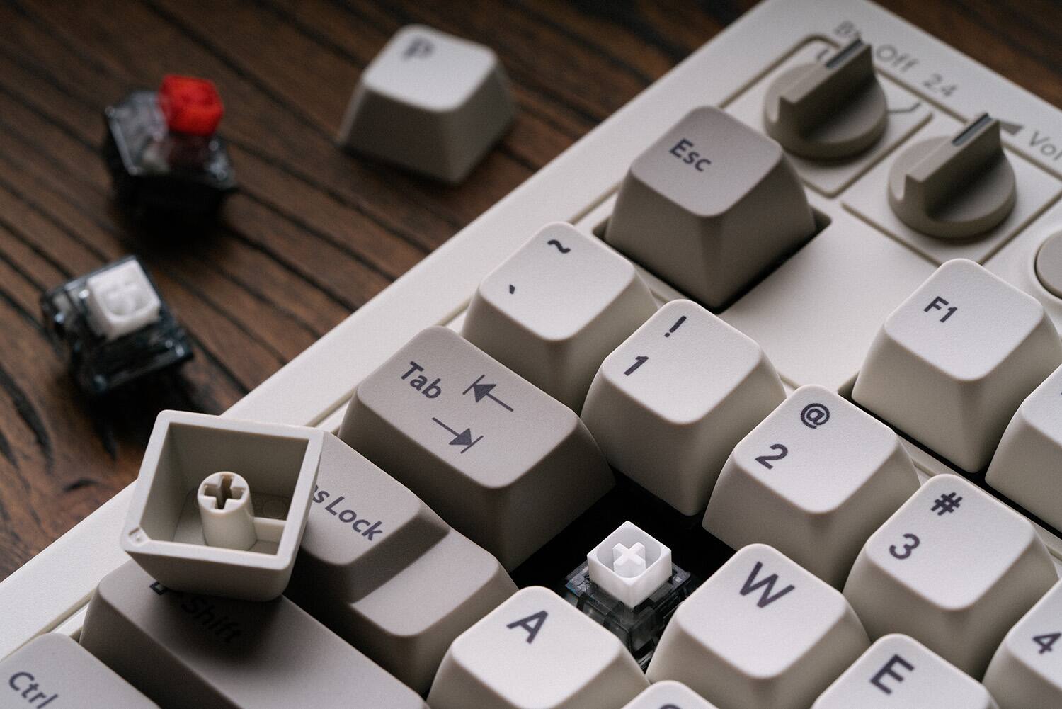 The text on the image reads: "Esc, Off, 24, Vo ~, Ctrl, Shift, Tab, sLock, !, 1, +, -, @, 2, W, F1, #, 3, E, 4, A."